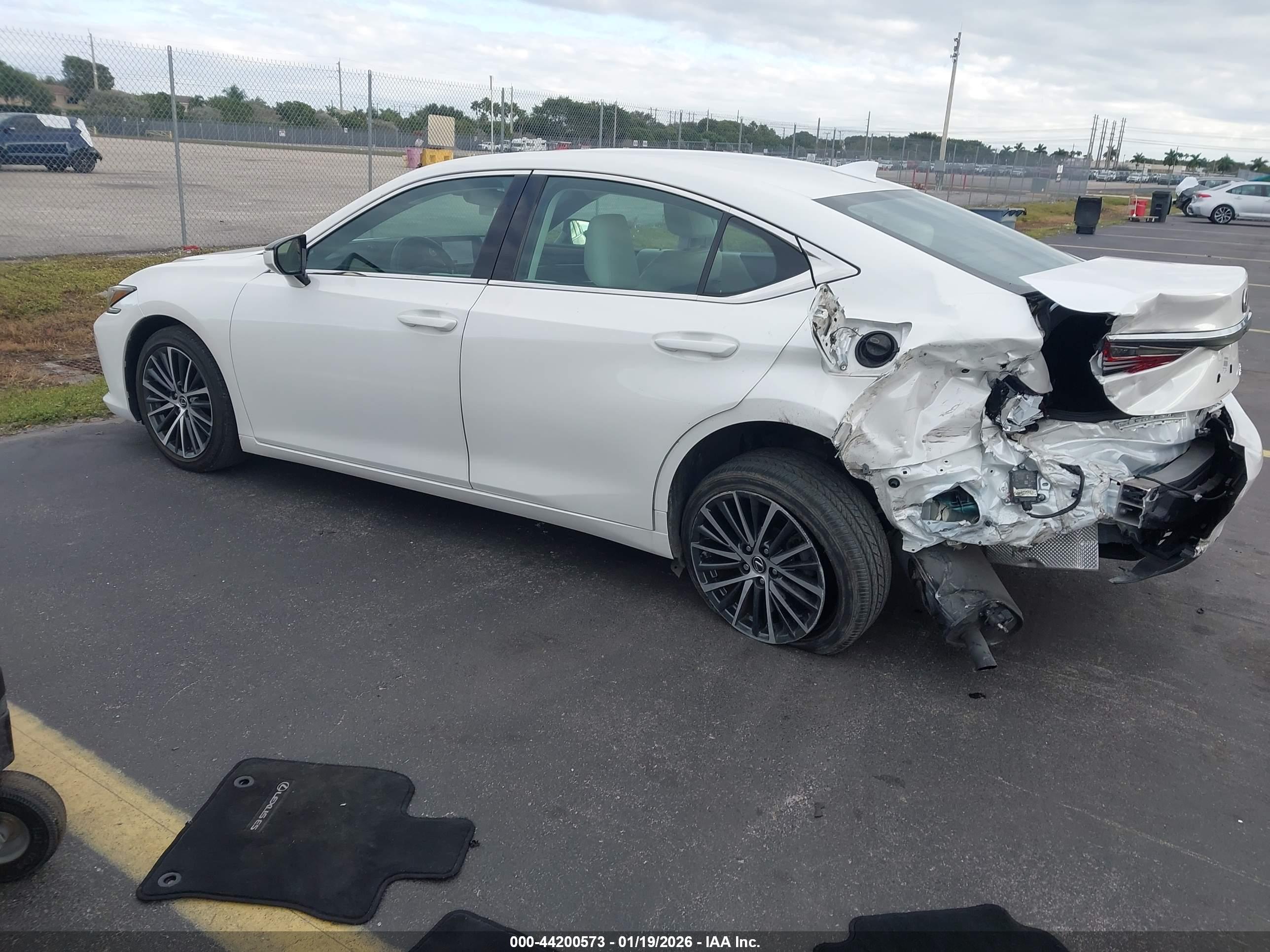 LEXUS ES image 3