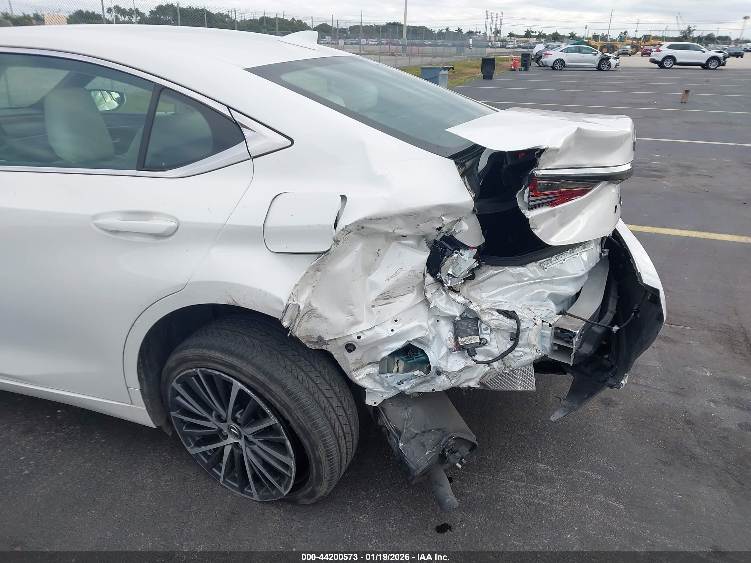LEXUS ES image 6
