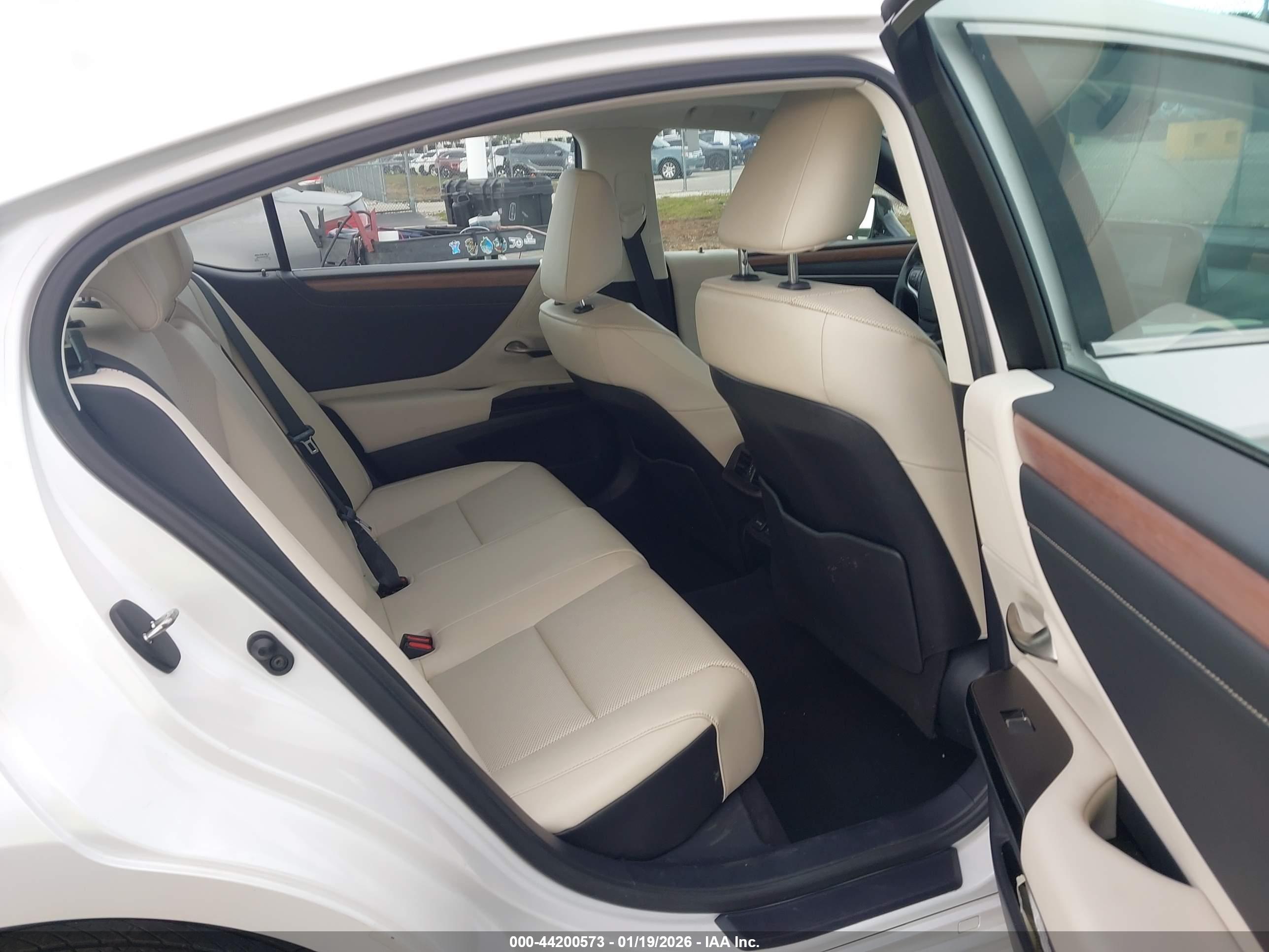 LEXUS ES image 8