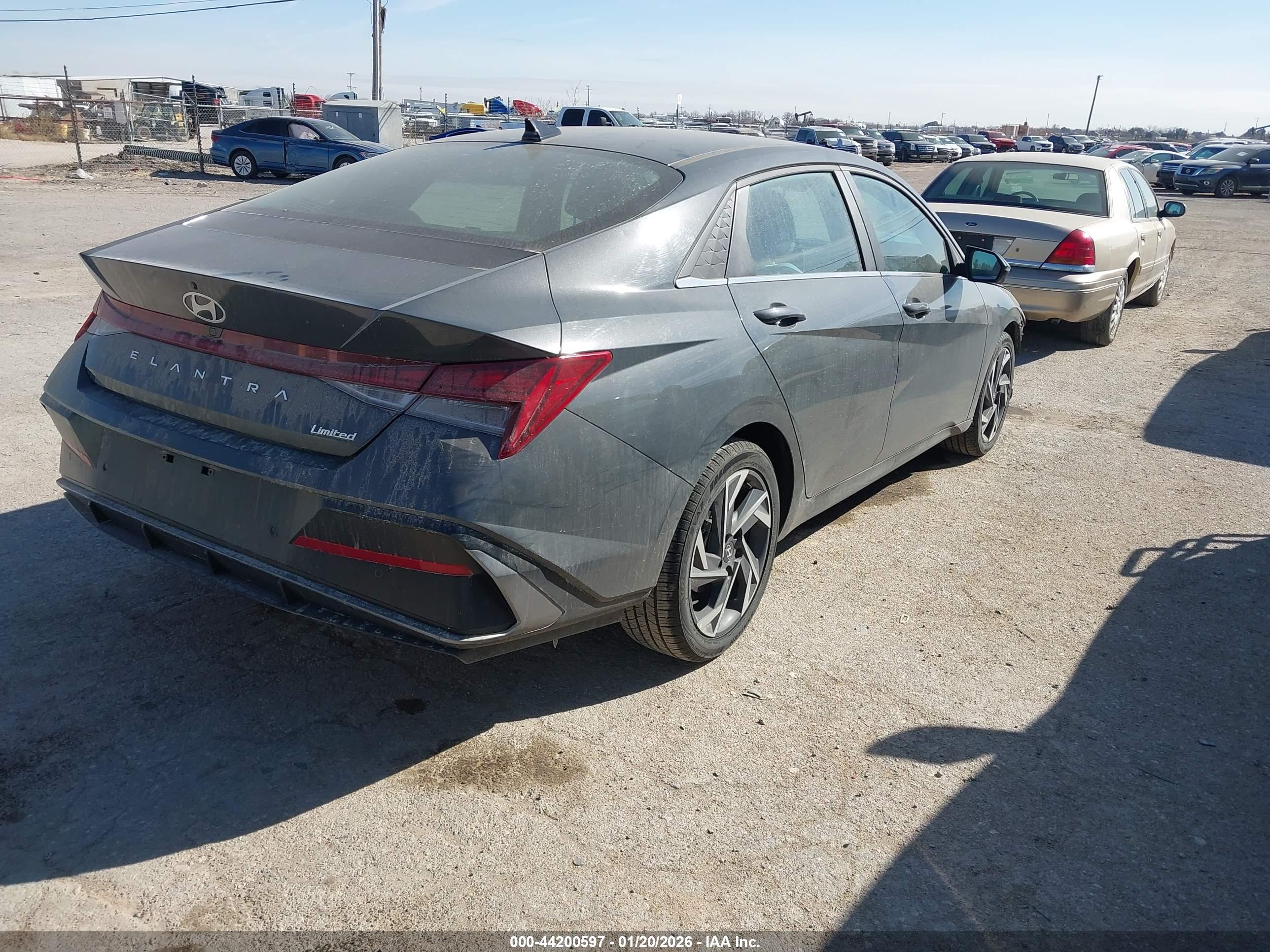 HYUNDAI ELANTRA image 4