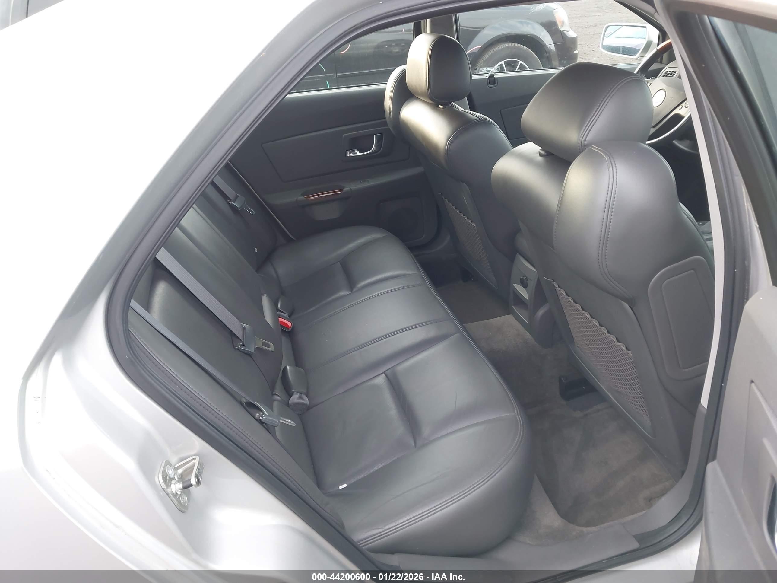 CADILLAC CTS image 8