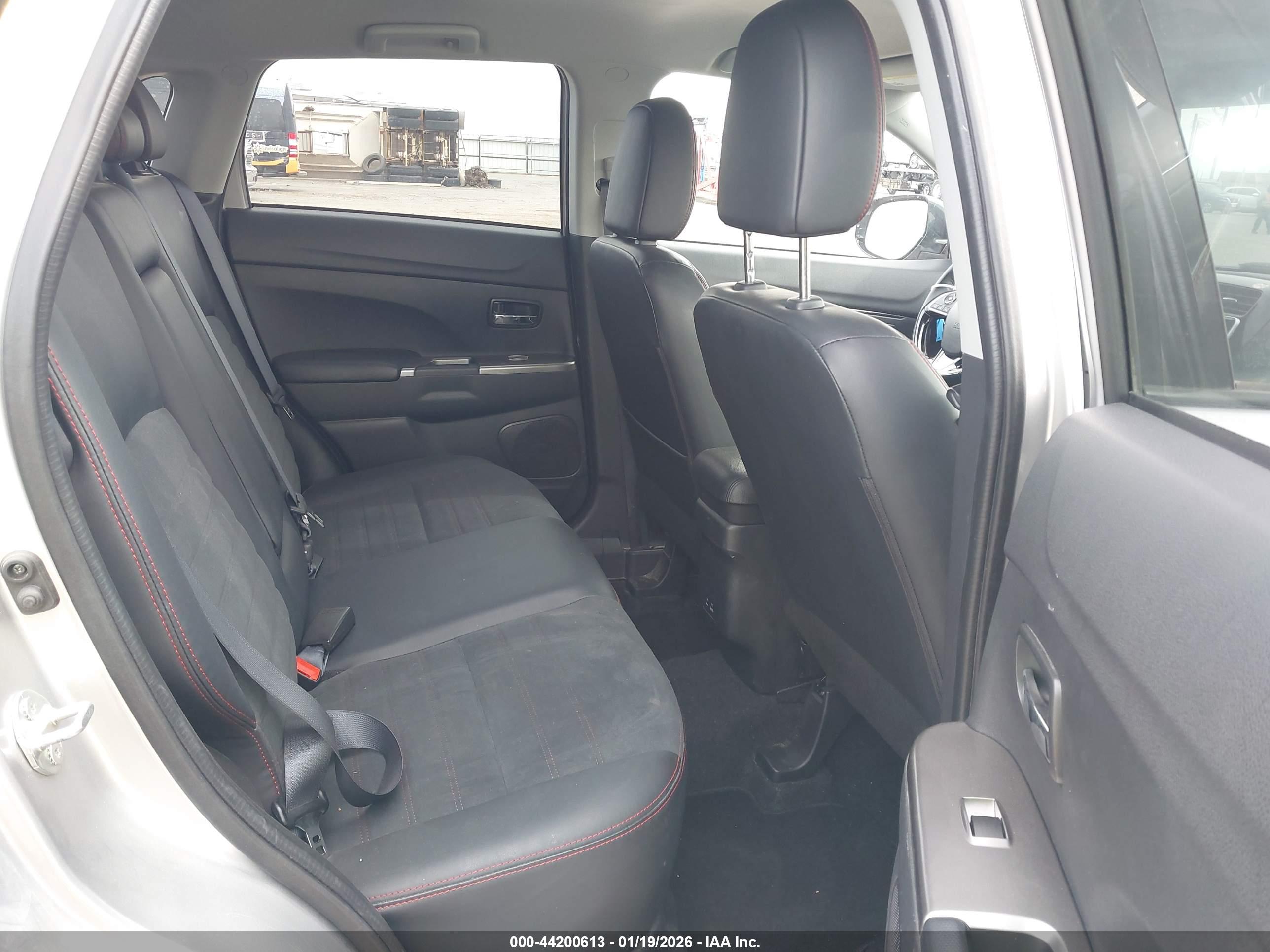 MITSUBISHI OUTLANDER image 8
