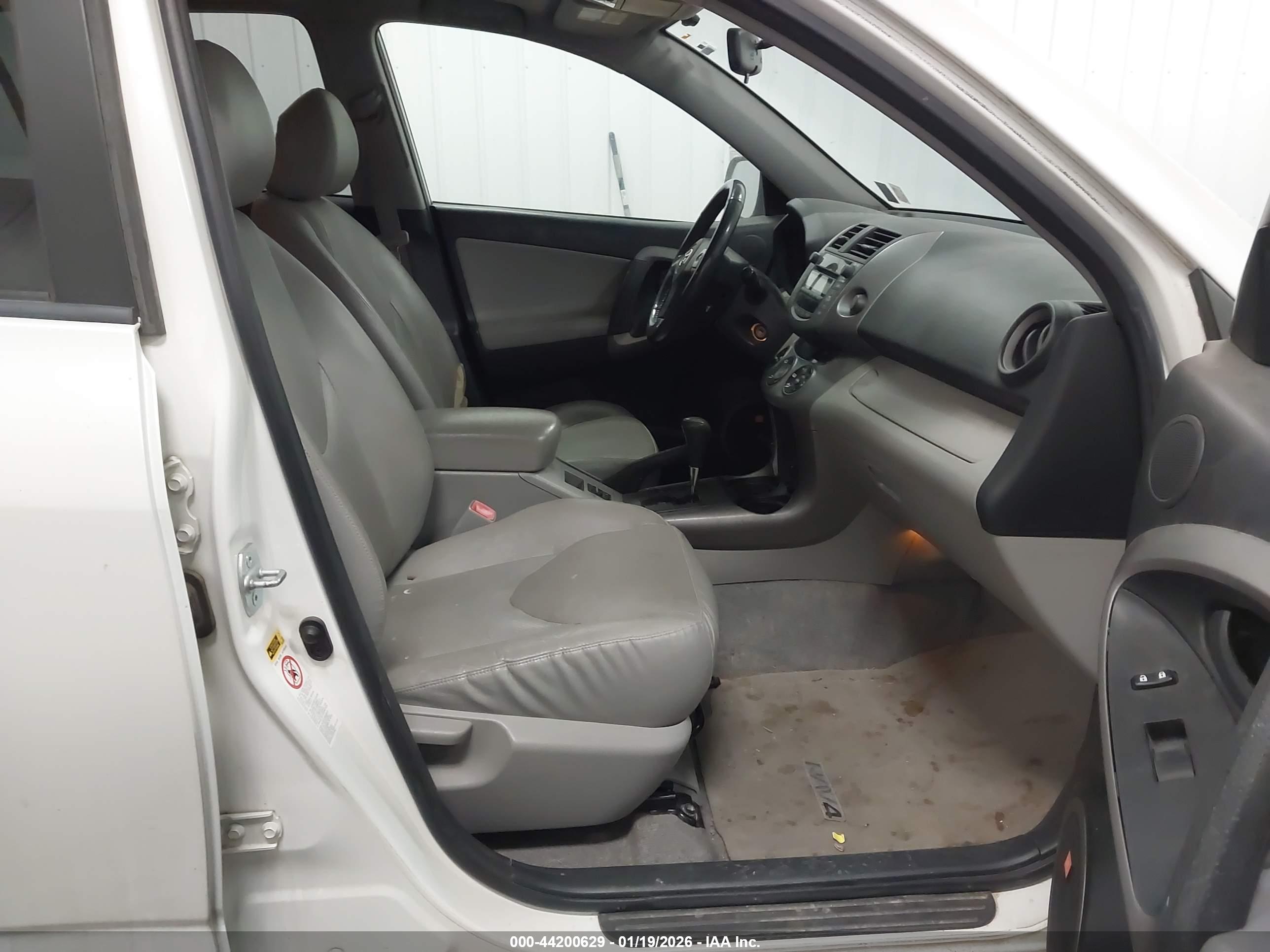 TOYOTA RAV4 image 5