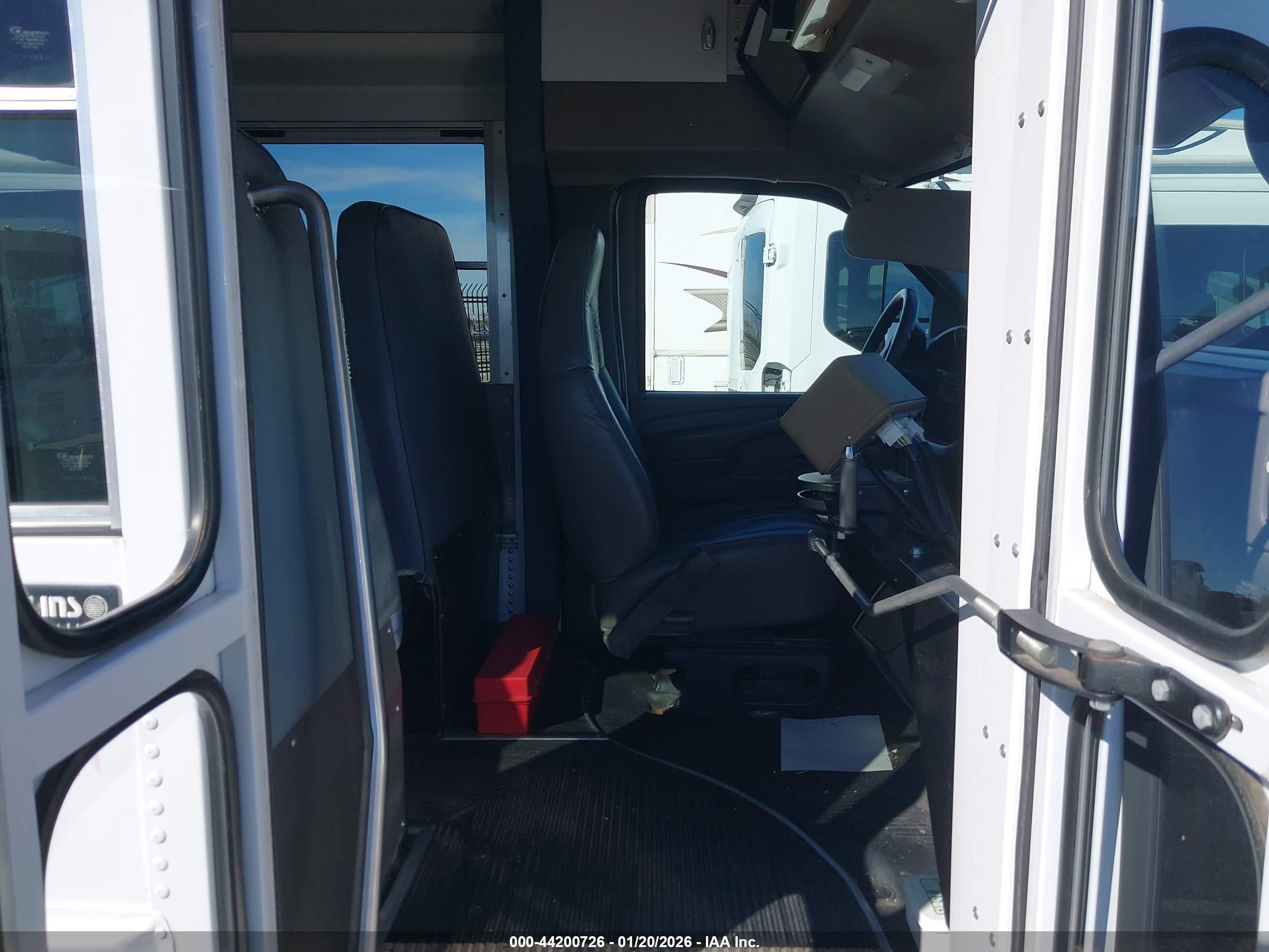 CHEVROLET EXPRESS image 8