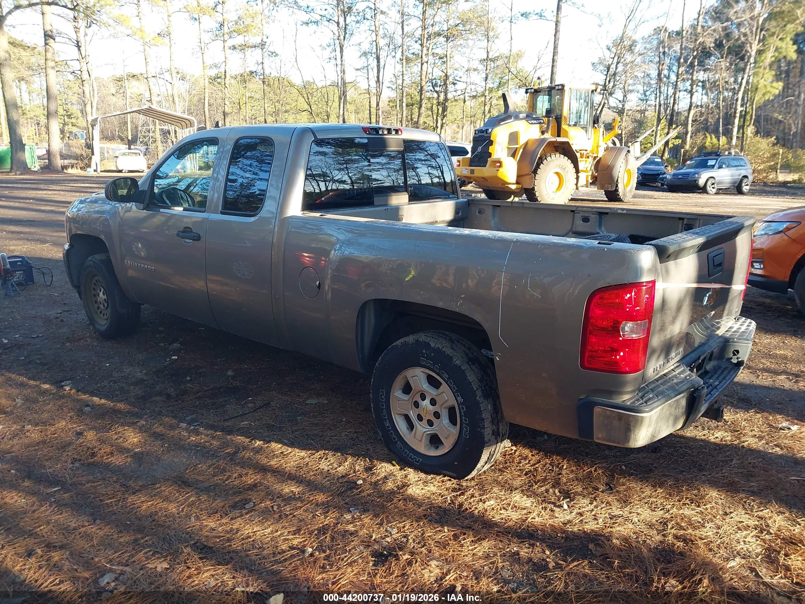 CHEVROLET SILVERADO image 3