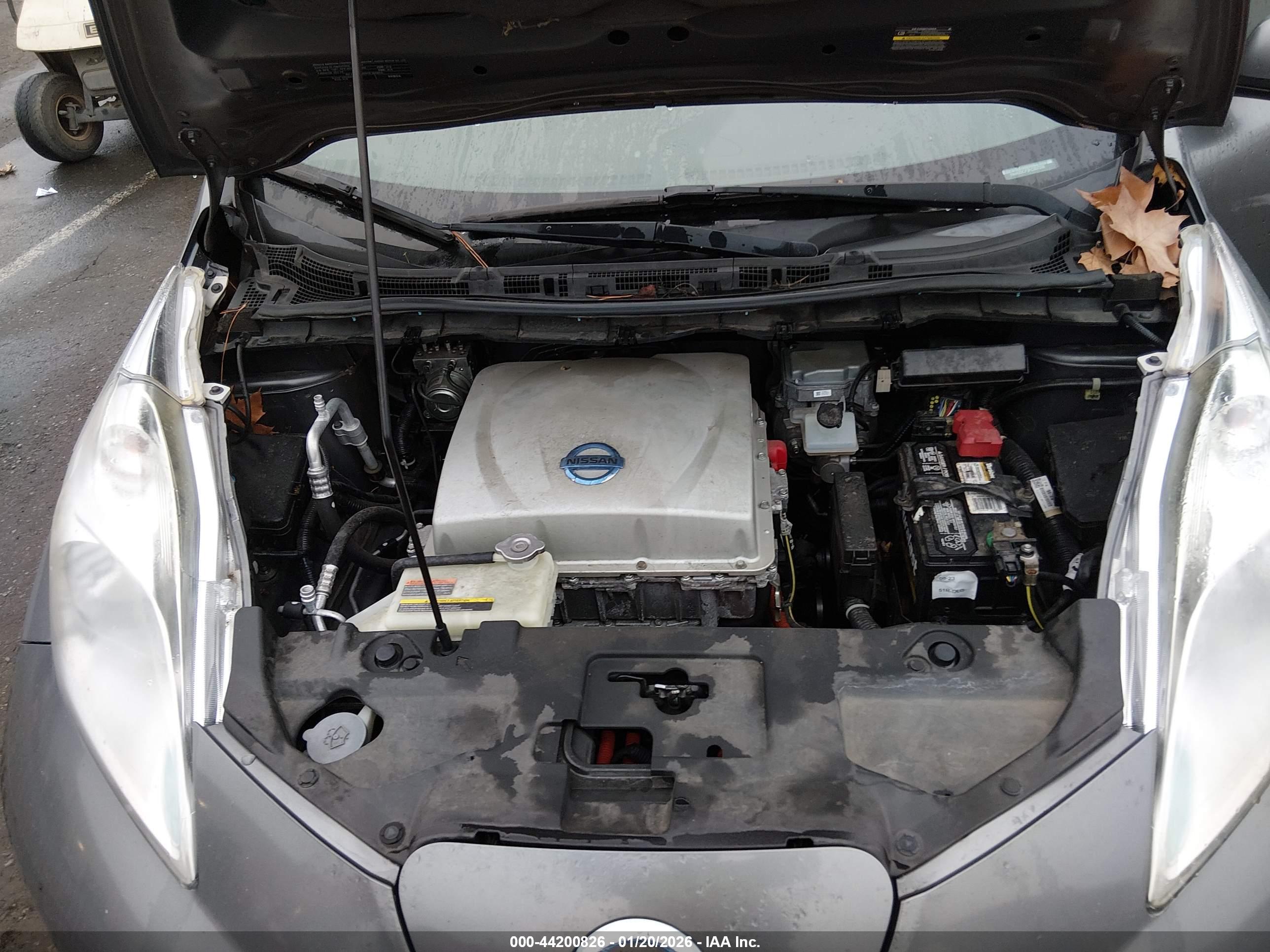 NISSAN LEAF image 10