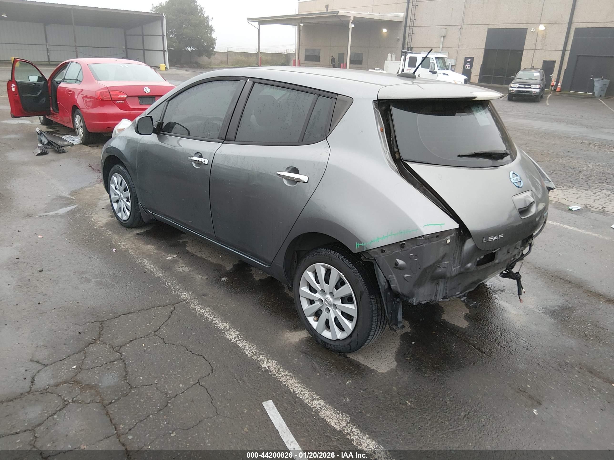NISSAN LEAF image 3
