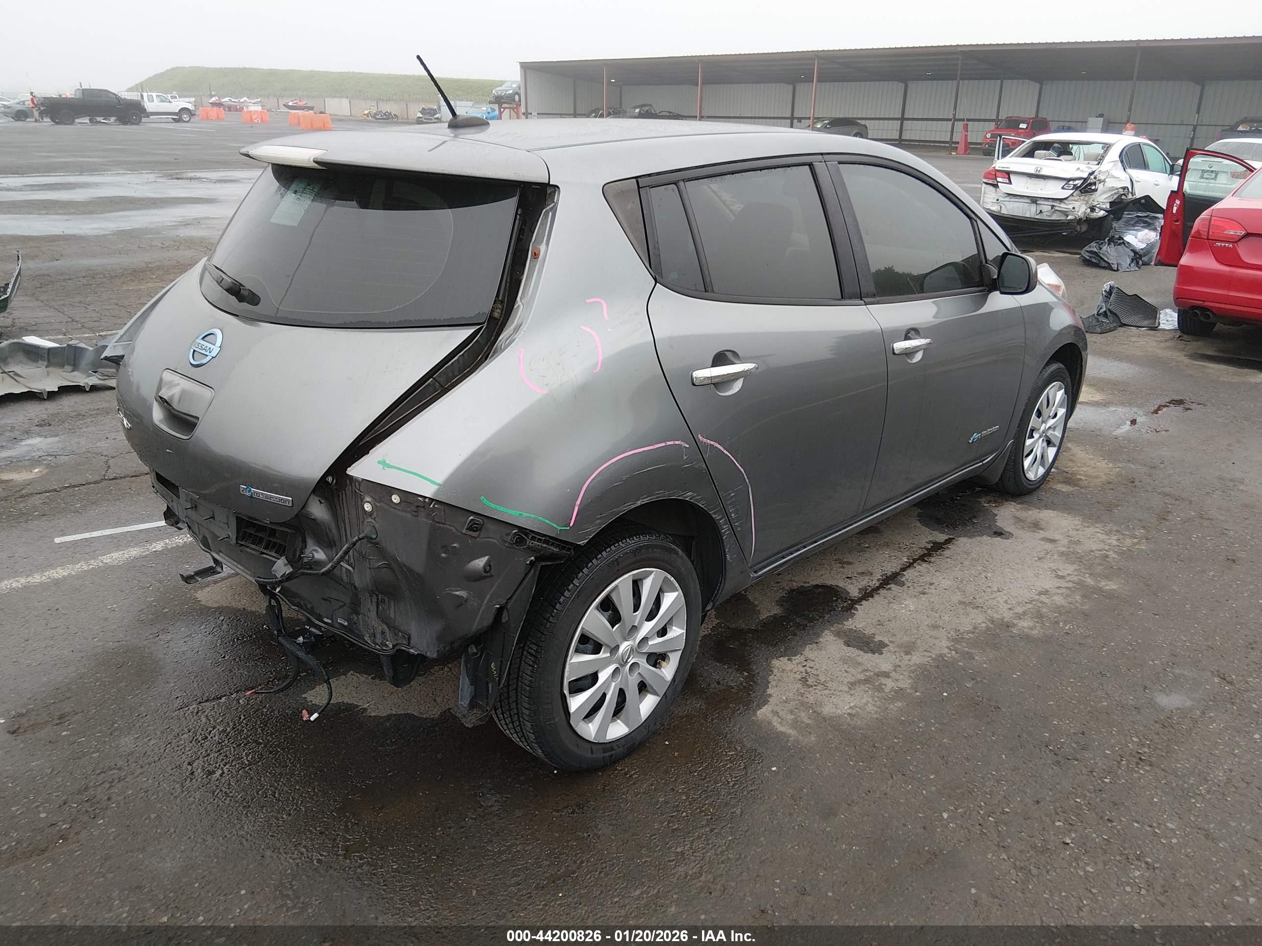 NISSAN LEAF image 4