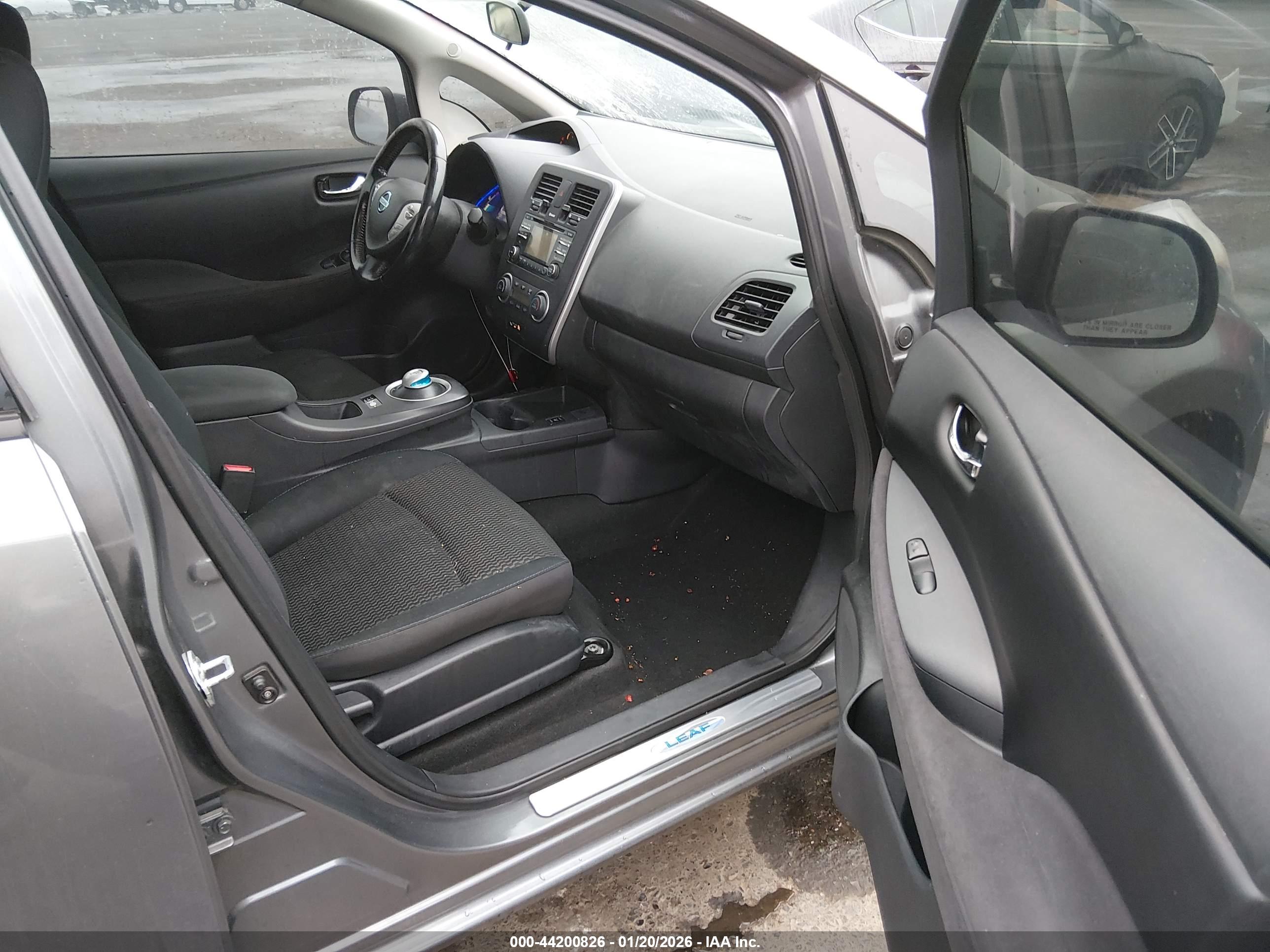 NISSAN LEAF image 5