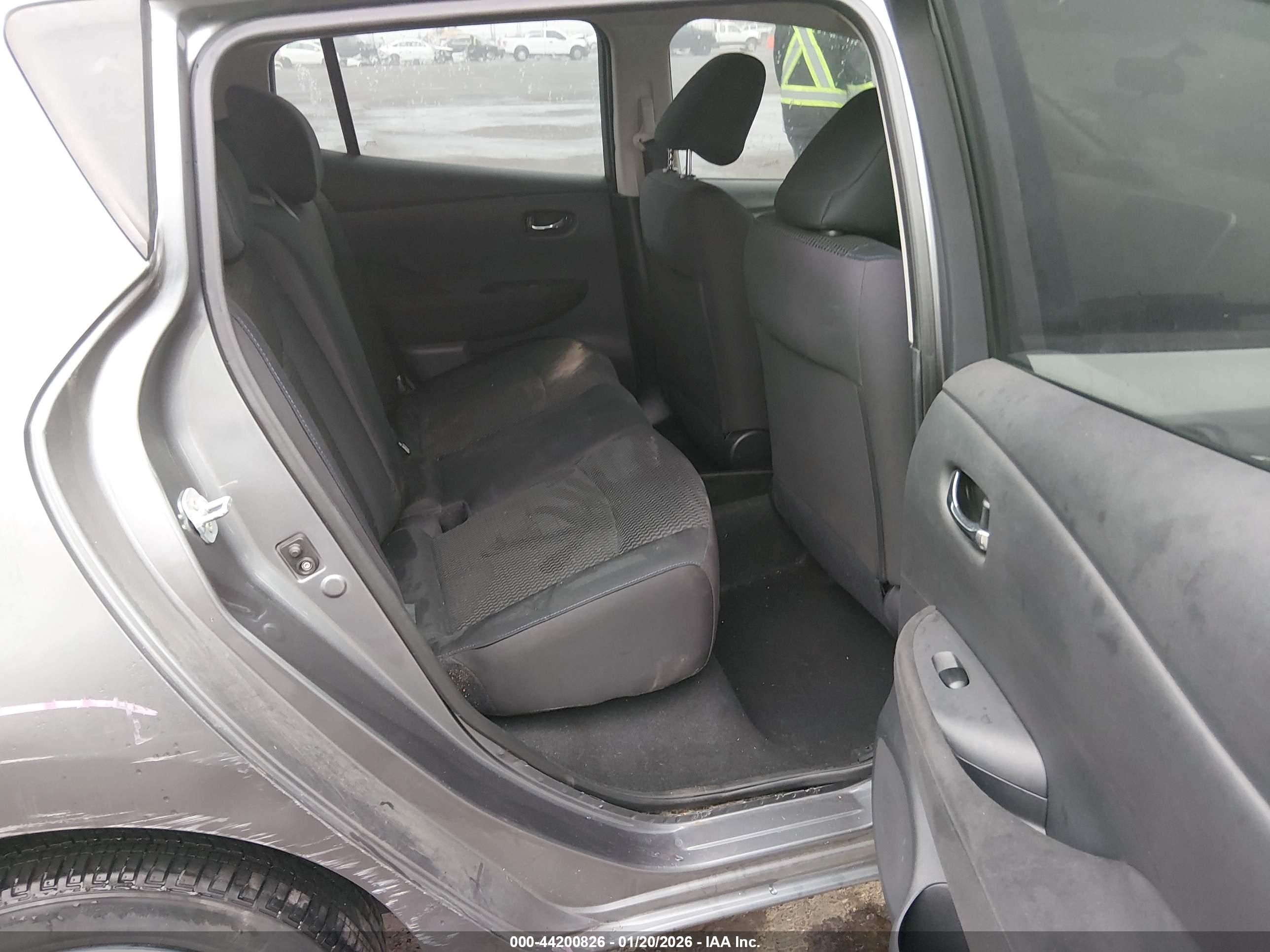 NISSAN LEAF image 8