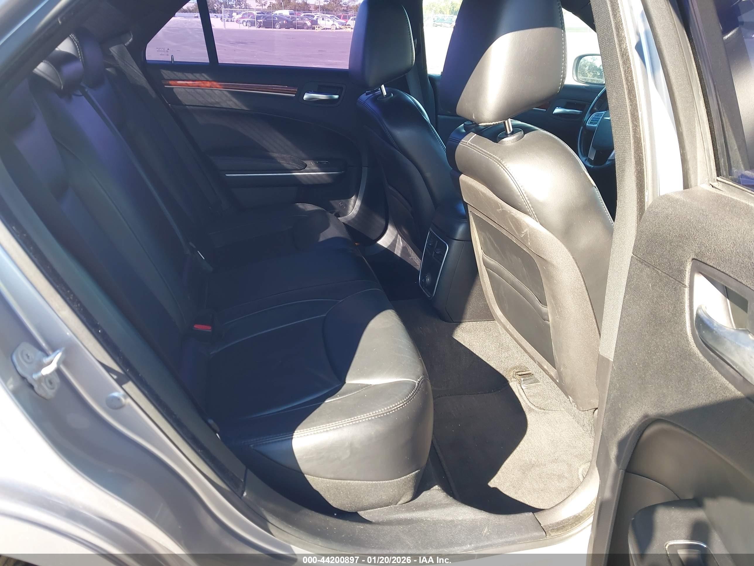 CHRYSLER 300 image 8