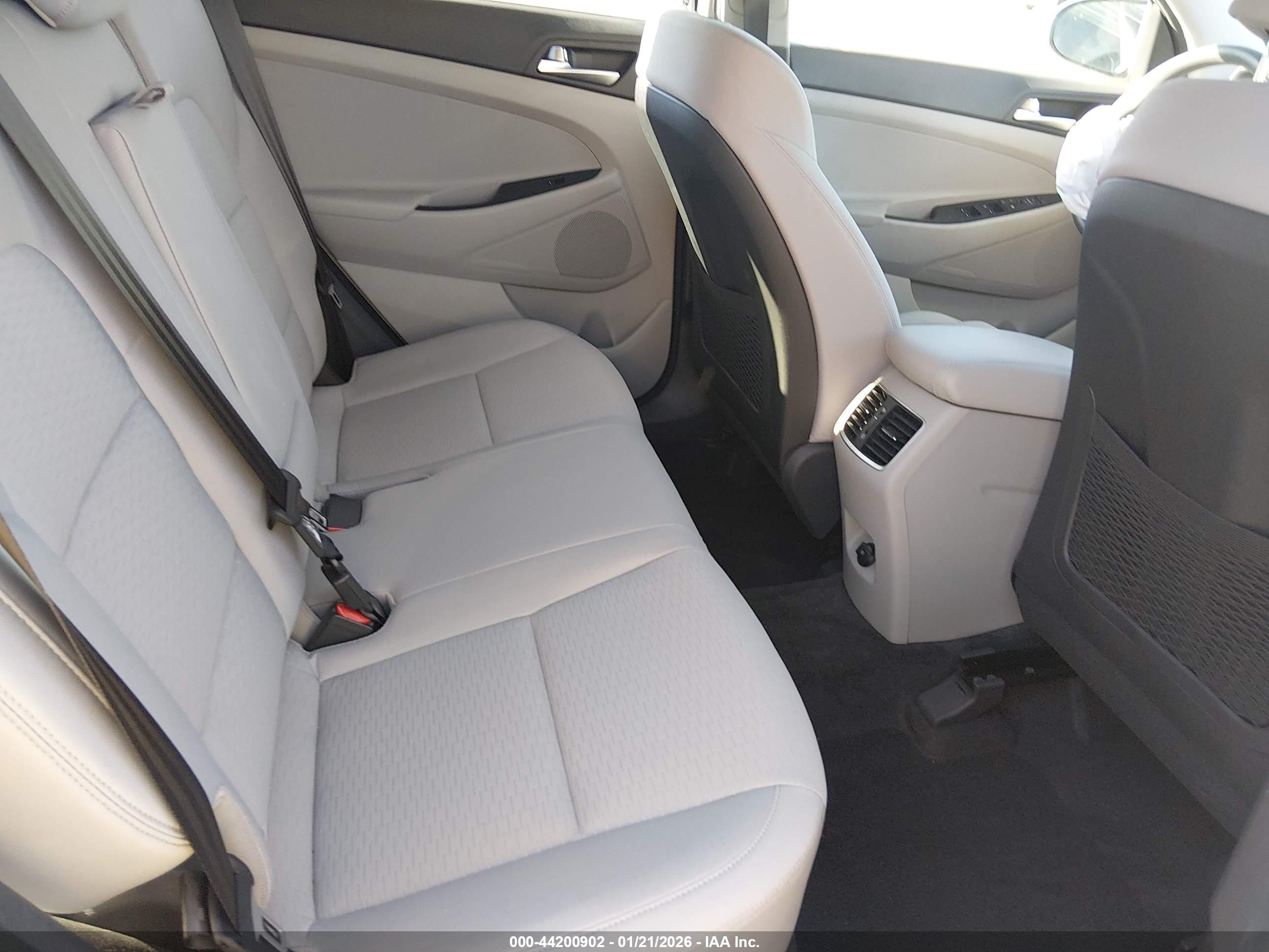 HYUNDAI TUCSON image 8