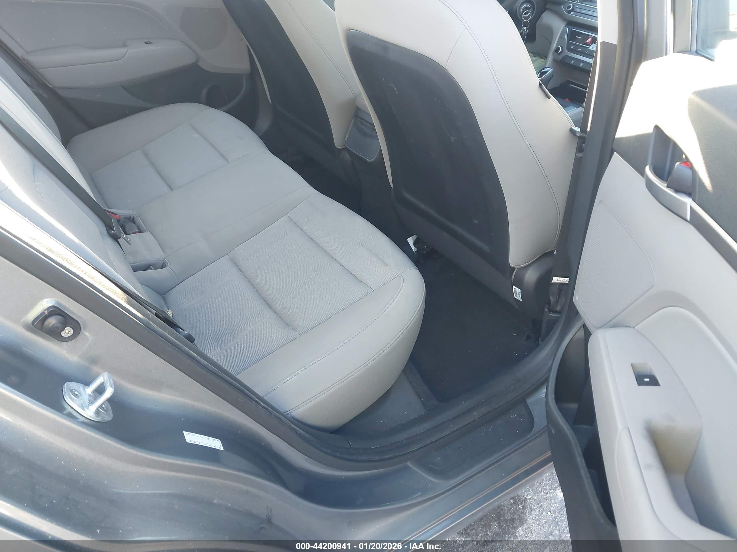 HYUNDAI ELANTRA image 8