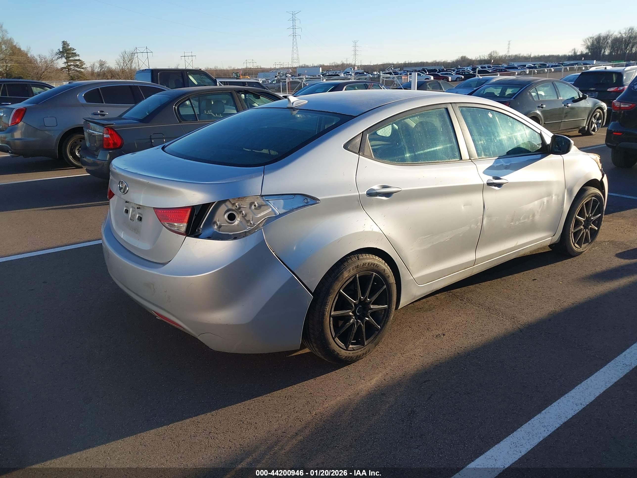 HYUNDAI ELANTRA image 4