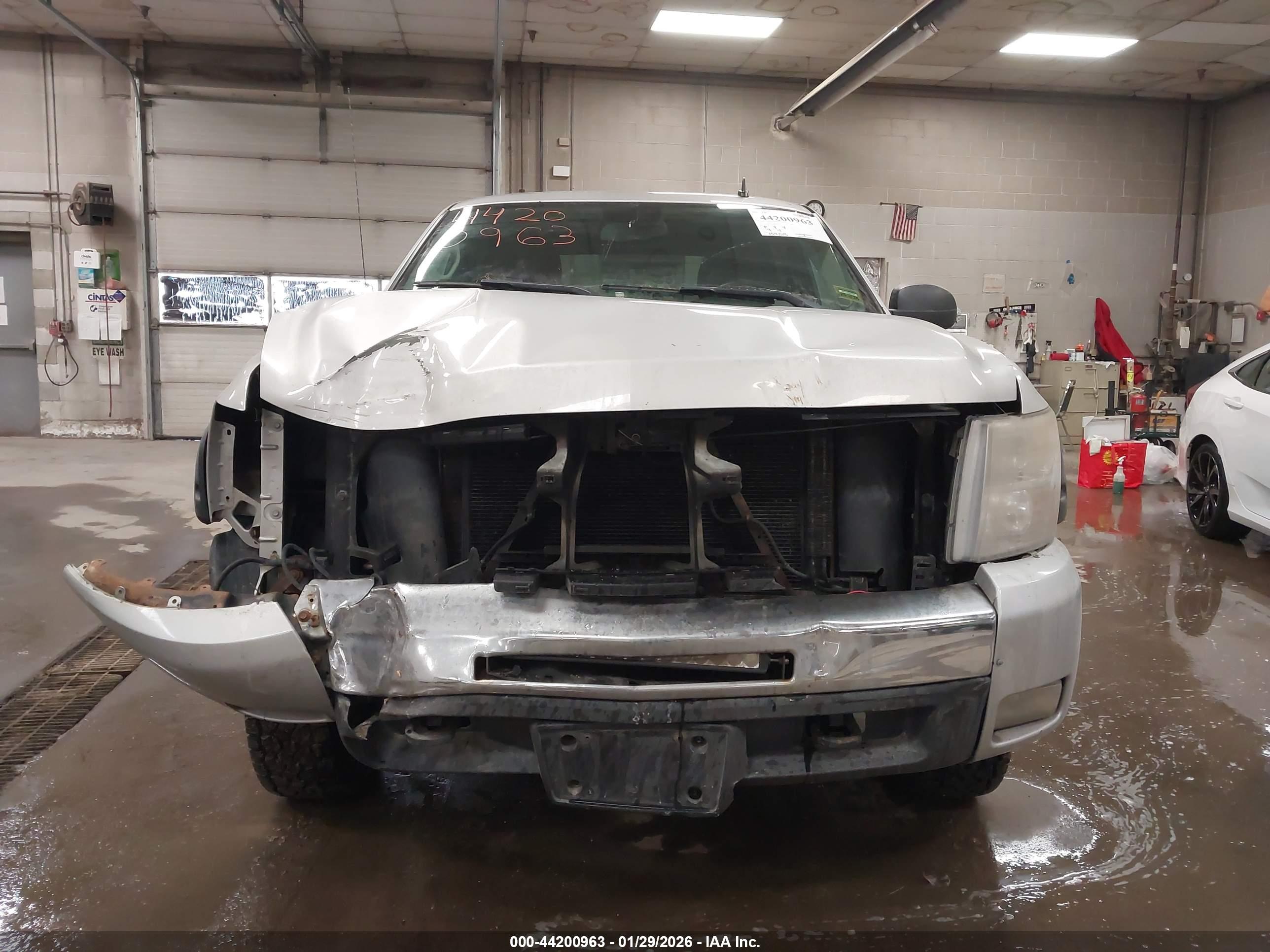 CHEVROLET SILVERADO image 6