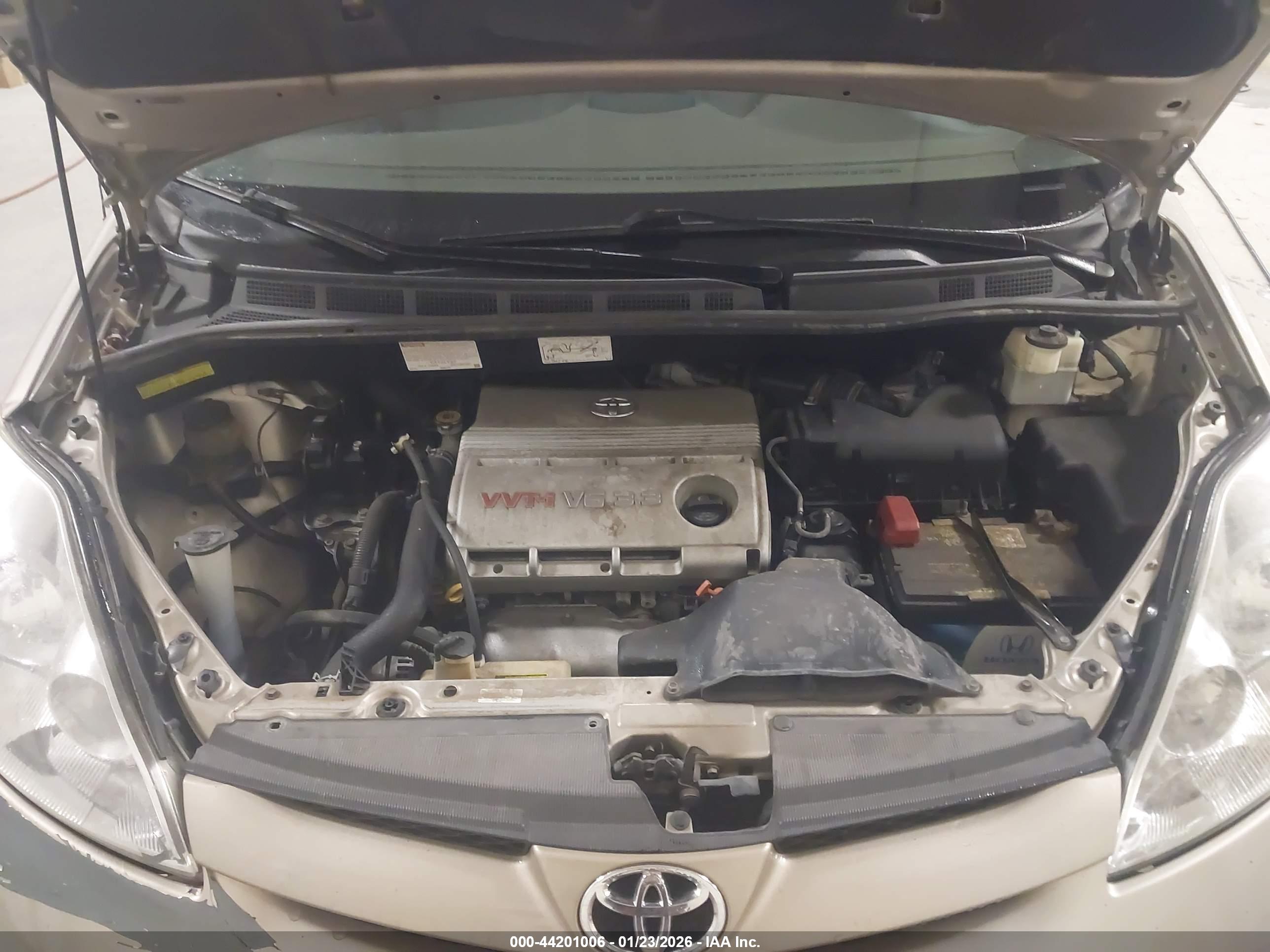 TOYOTA SIENNA image 10