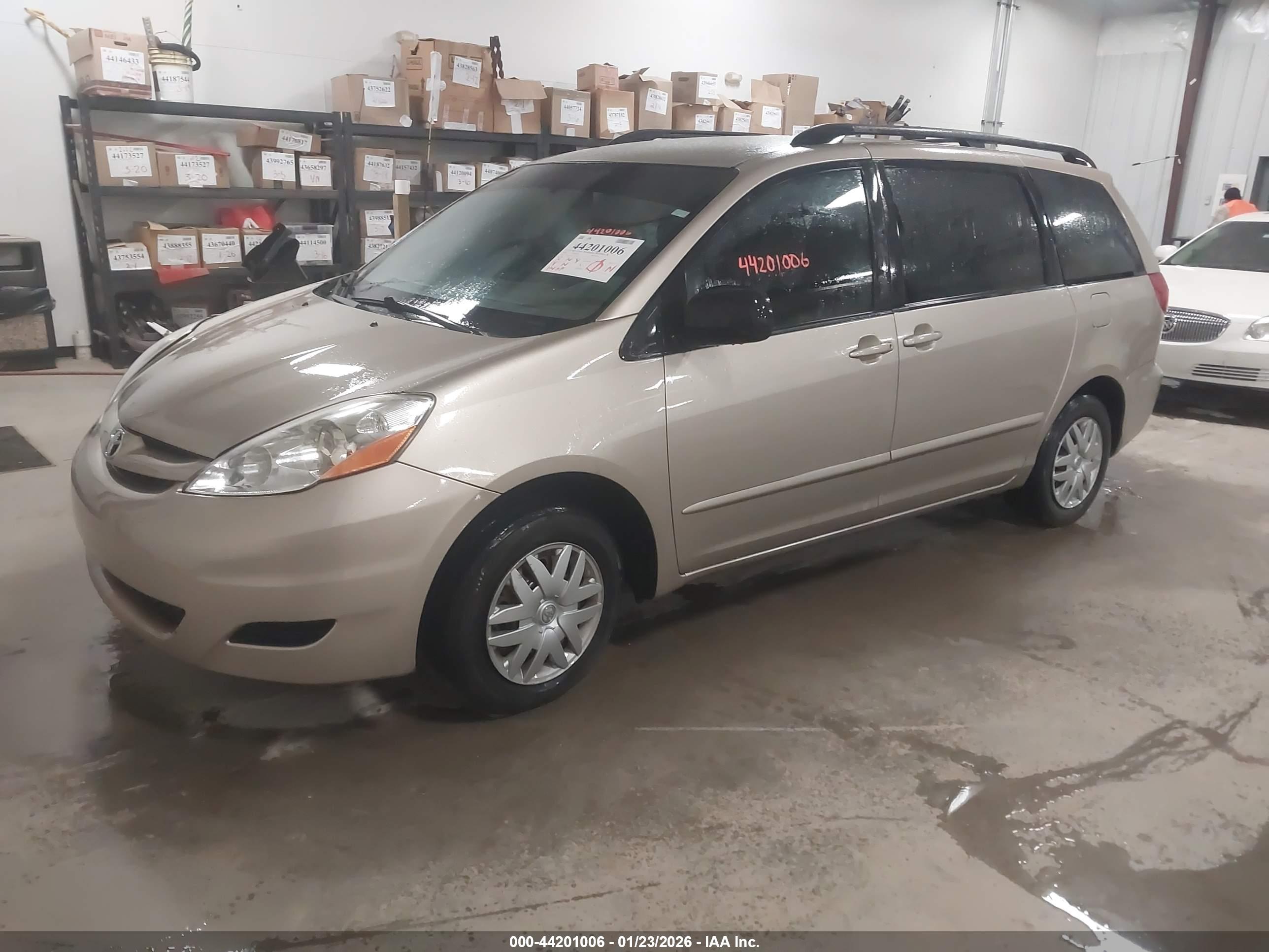 TOYOTA SIENNA image 2