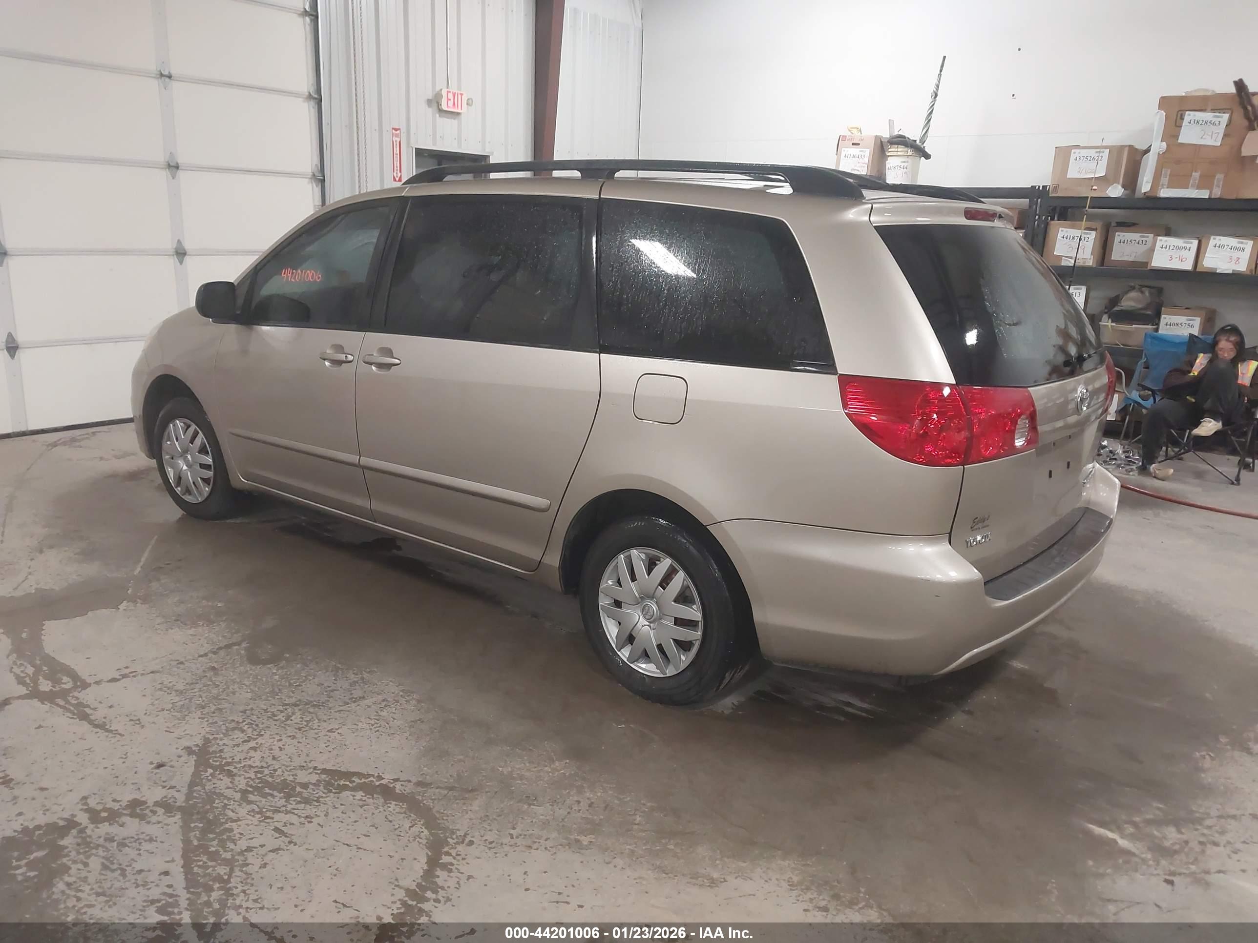 TOYOTA SIENNA image 3