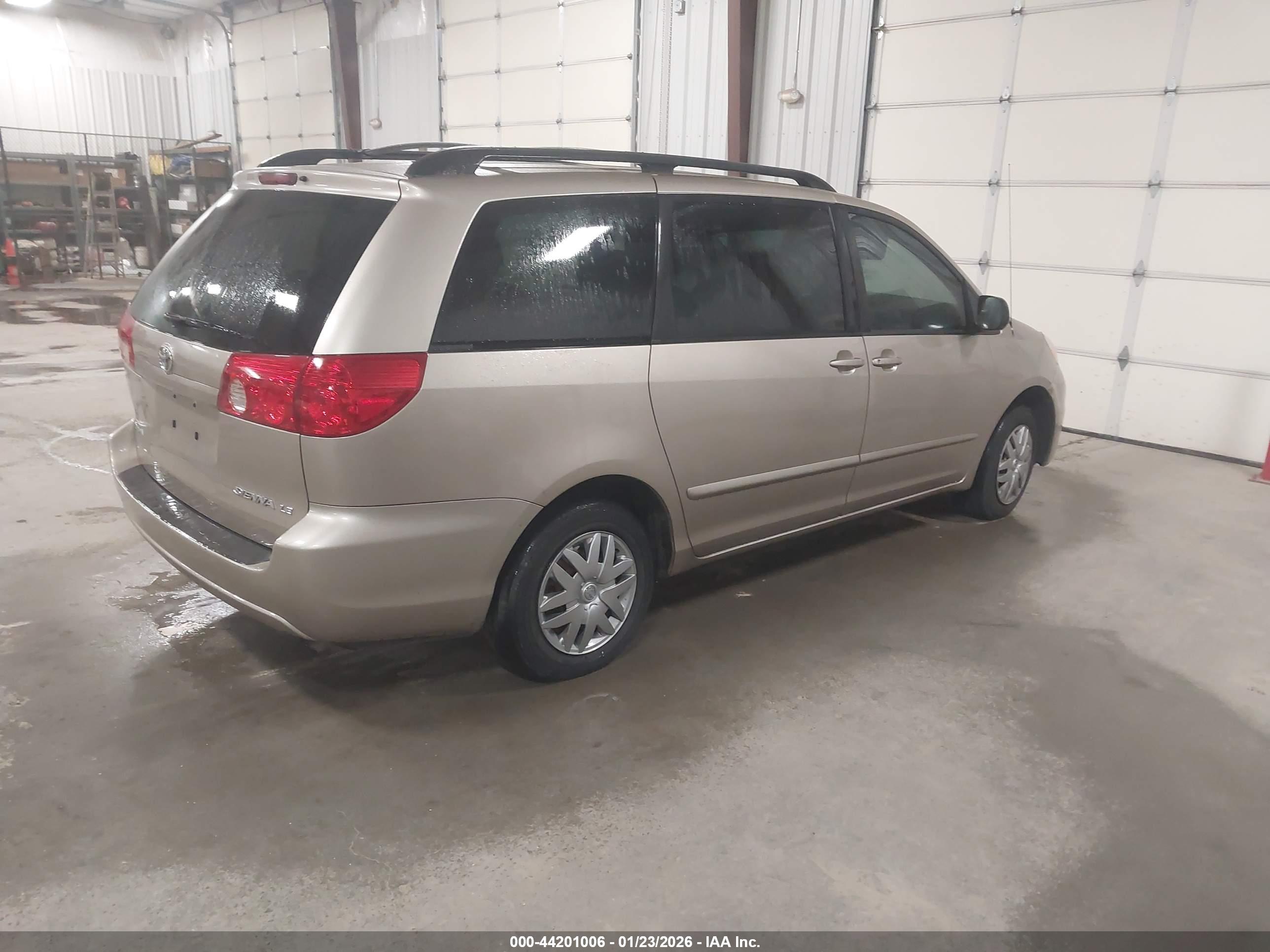 TOYOTA SIENNA image 4