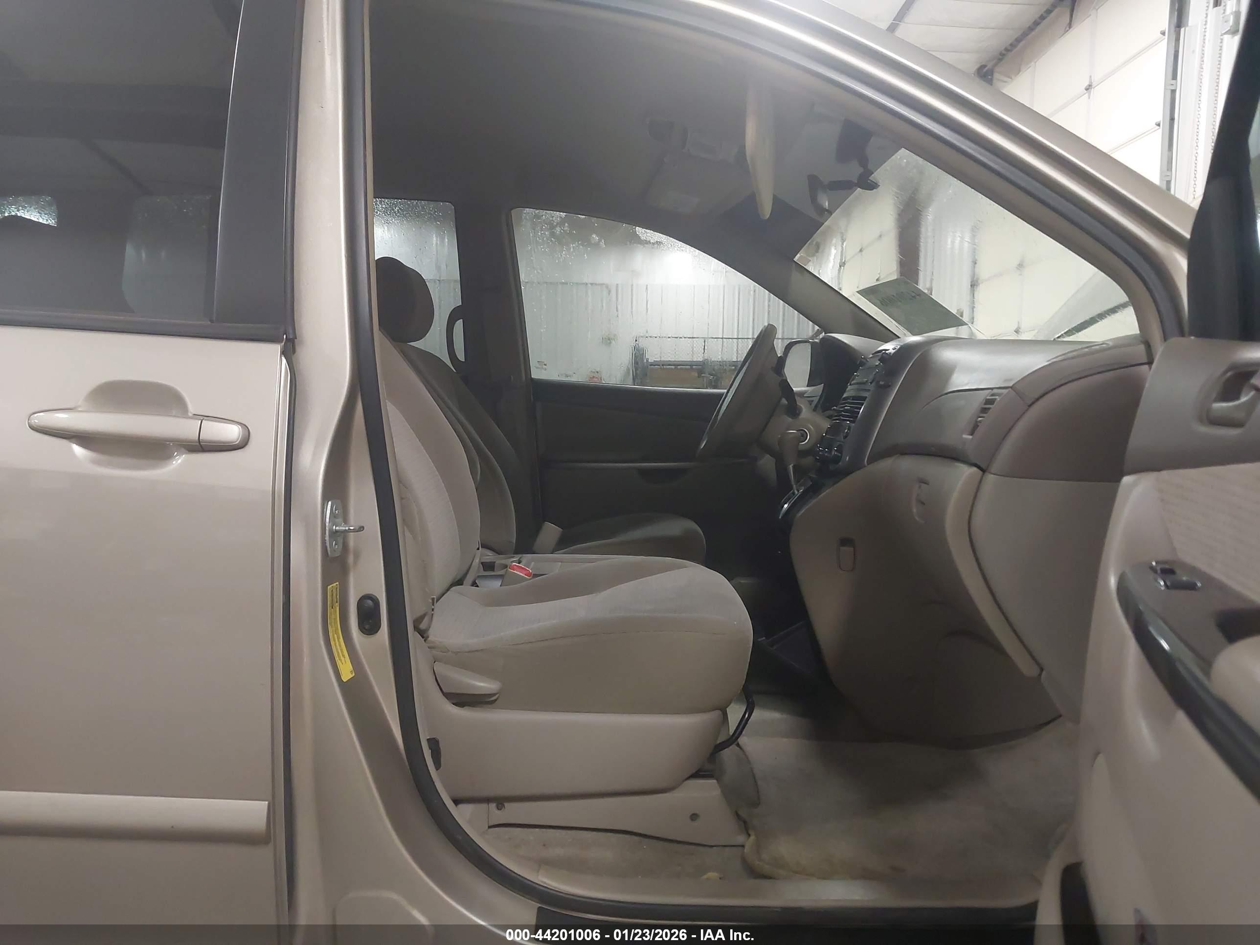 TOYOTA SIENNA image 5