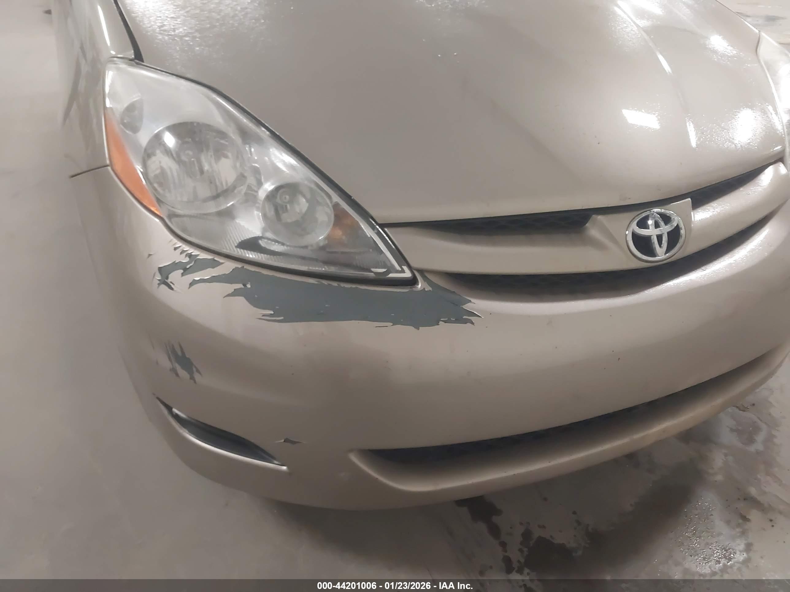 TOYOTA SIENNA image 6