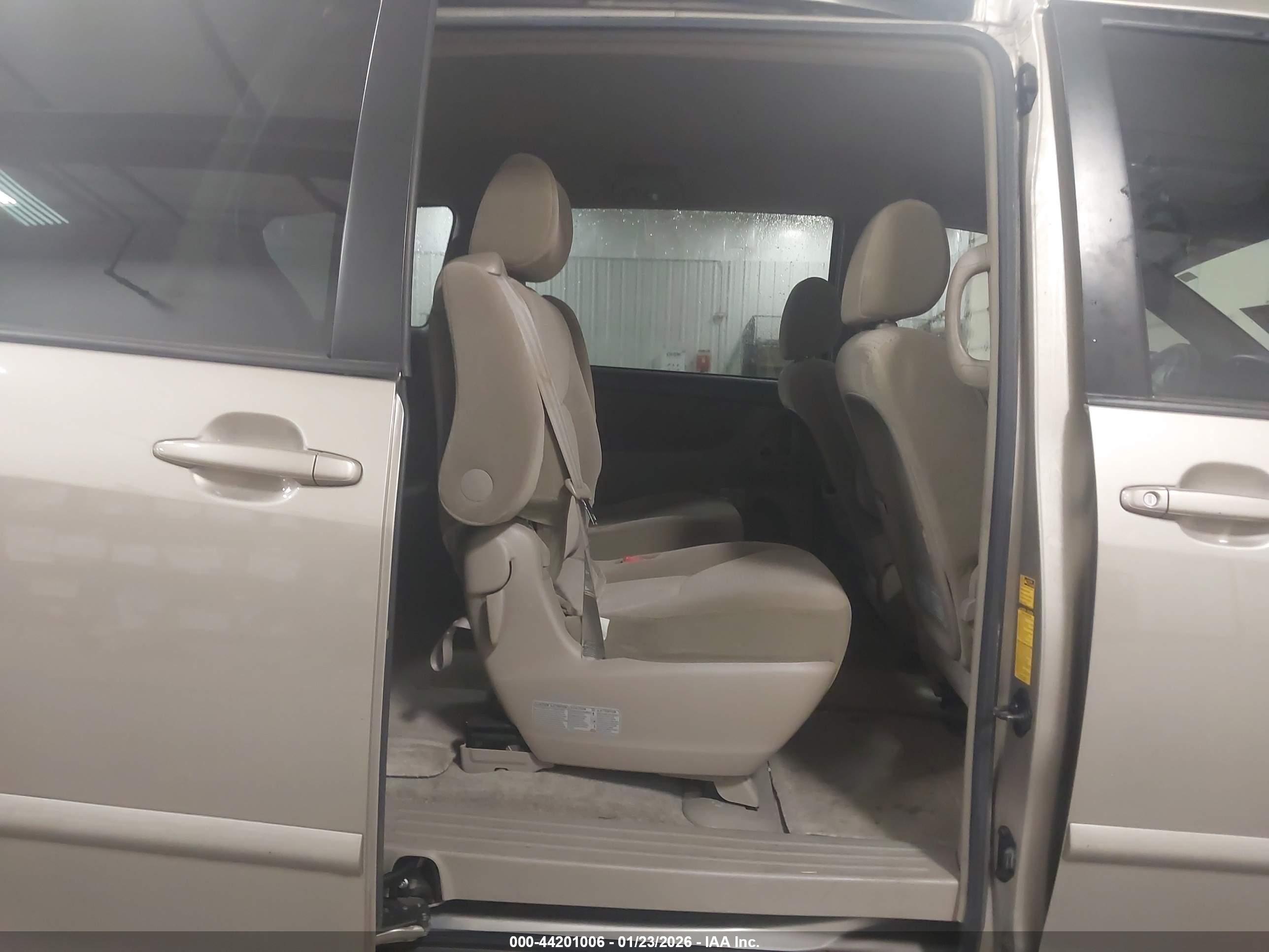 TOYOTA SIENNA image 8
