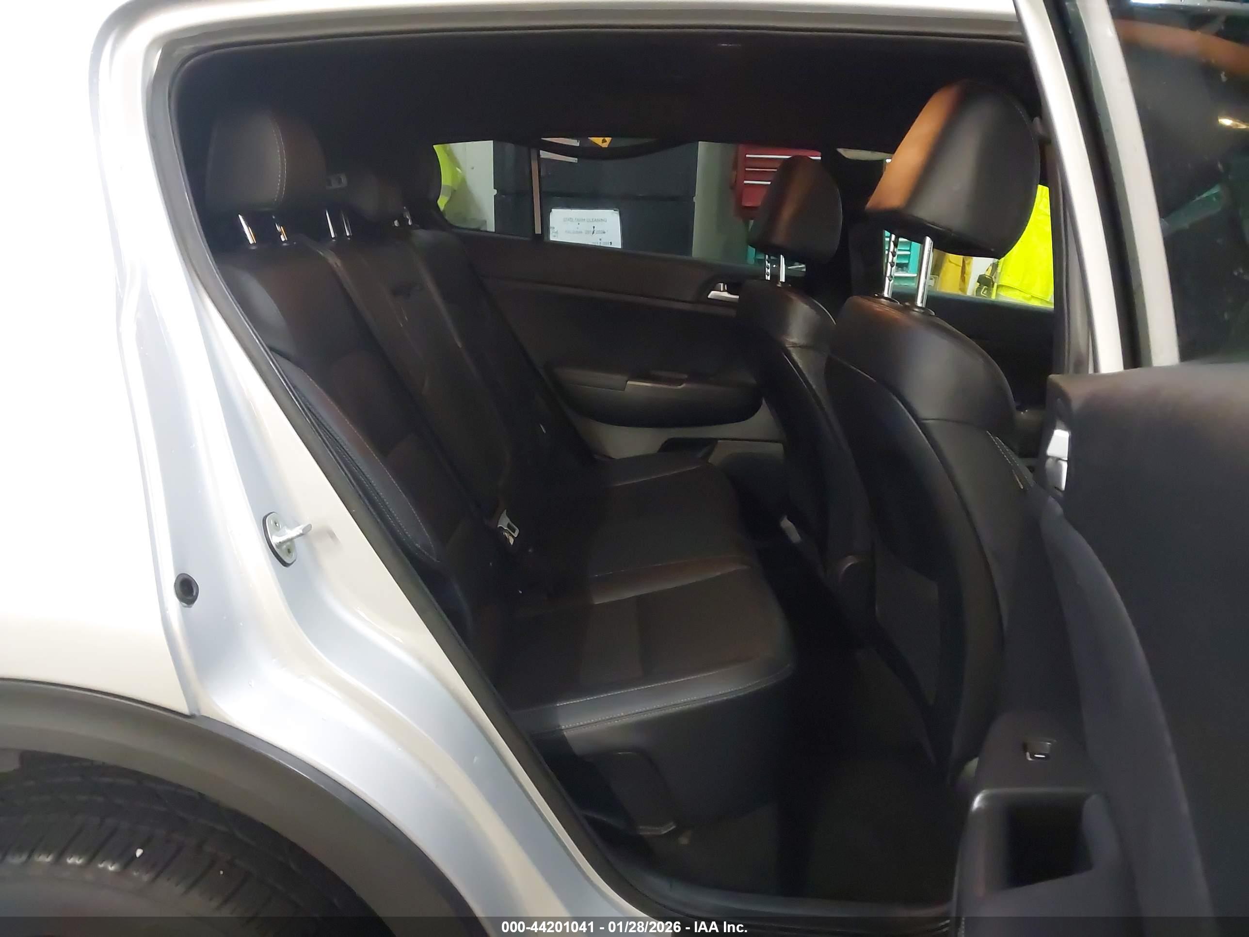 KIA SPORTAGE image 8