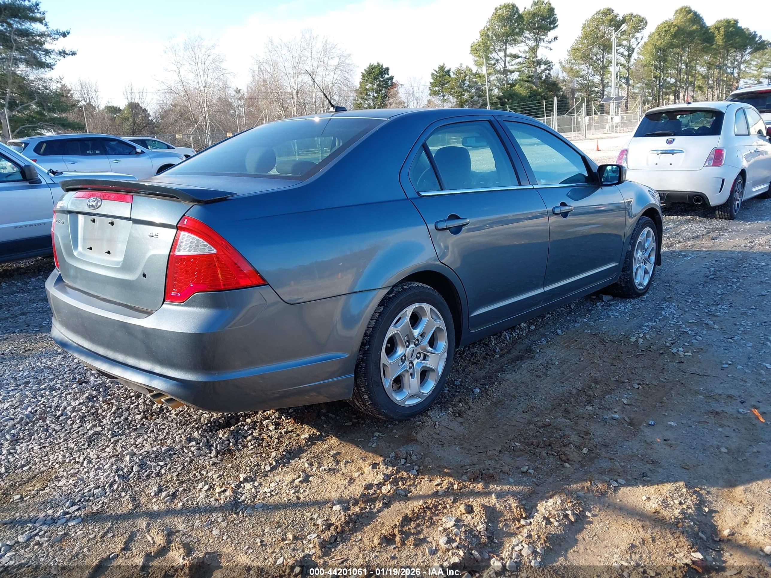 FORD FUSION image 4