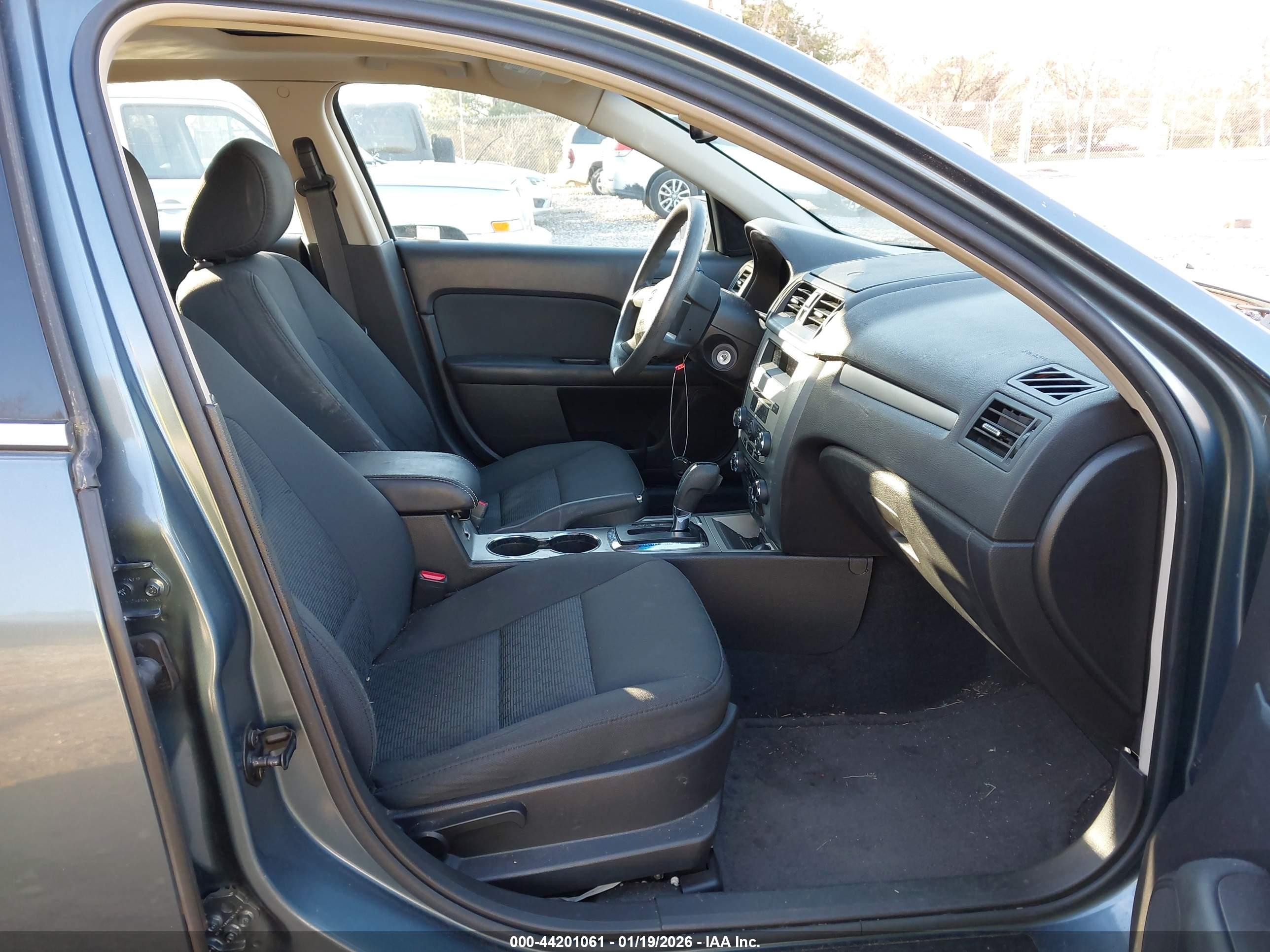 FORD FUSION image 5