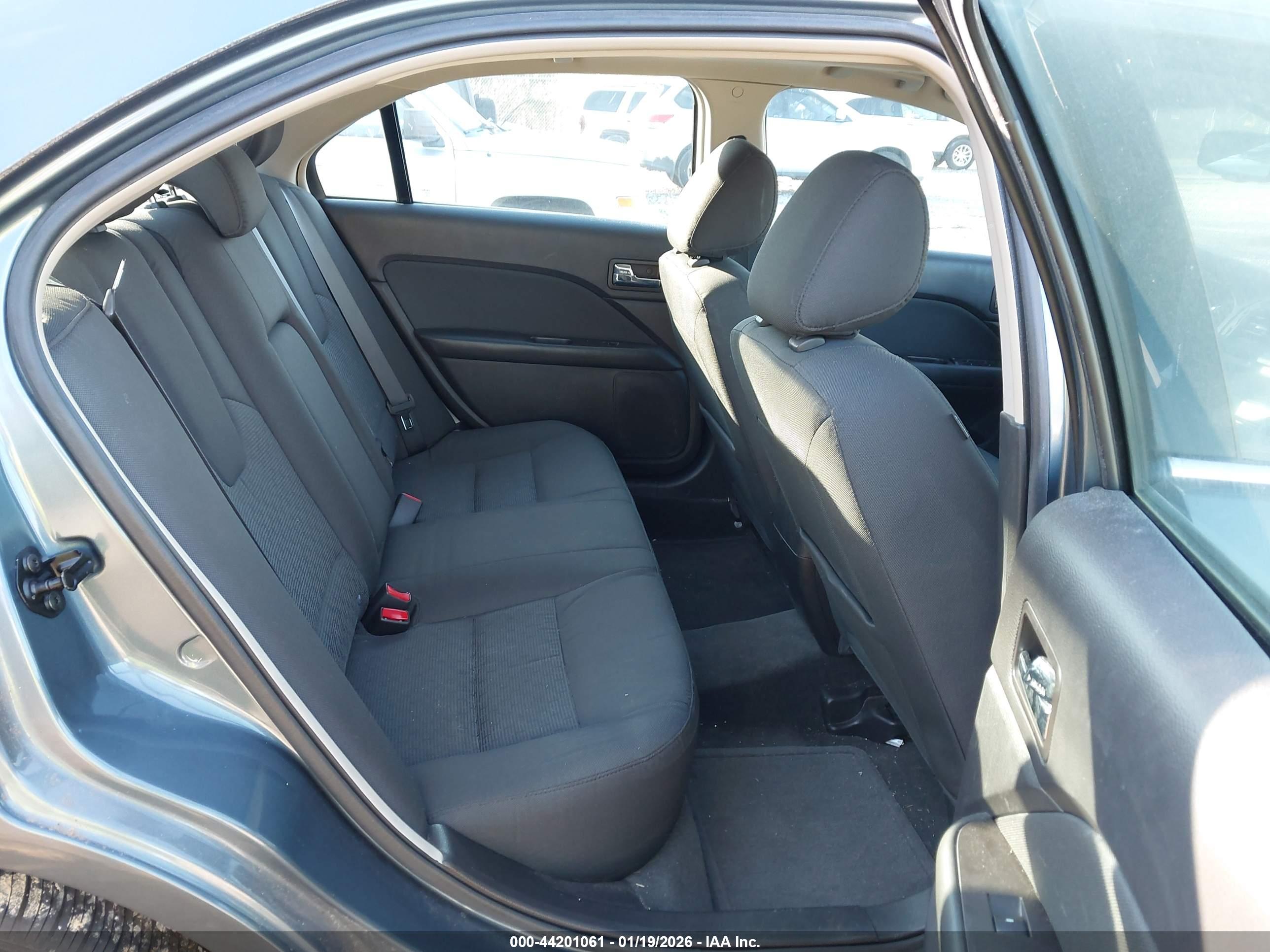 FORD FUSION image 8