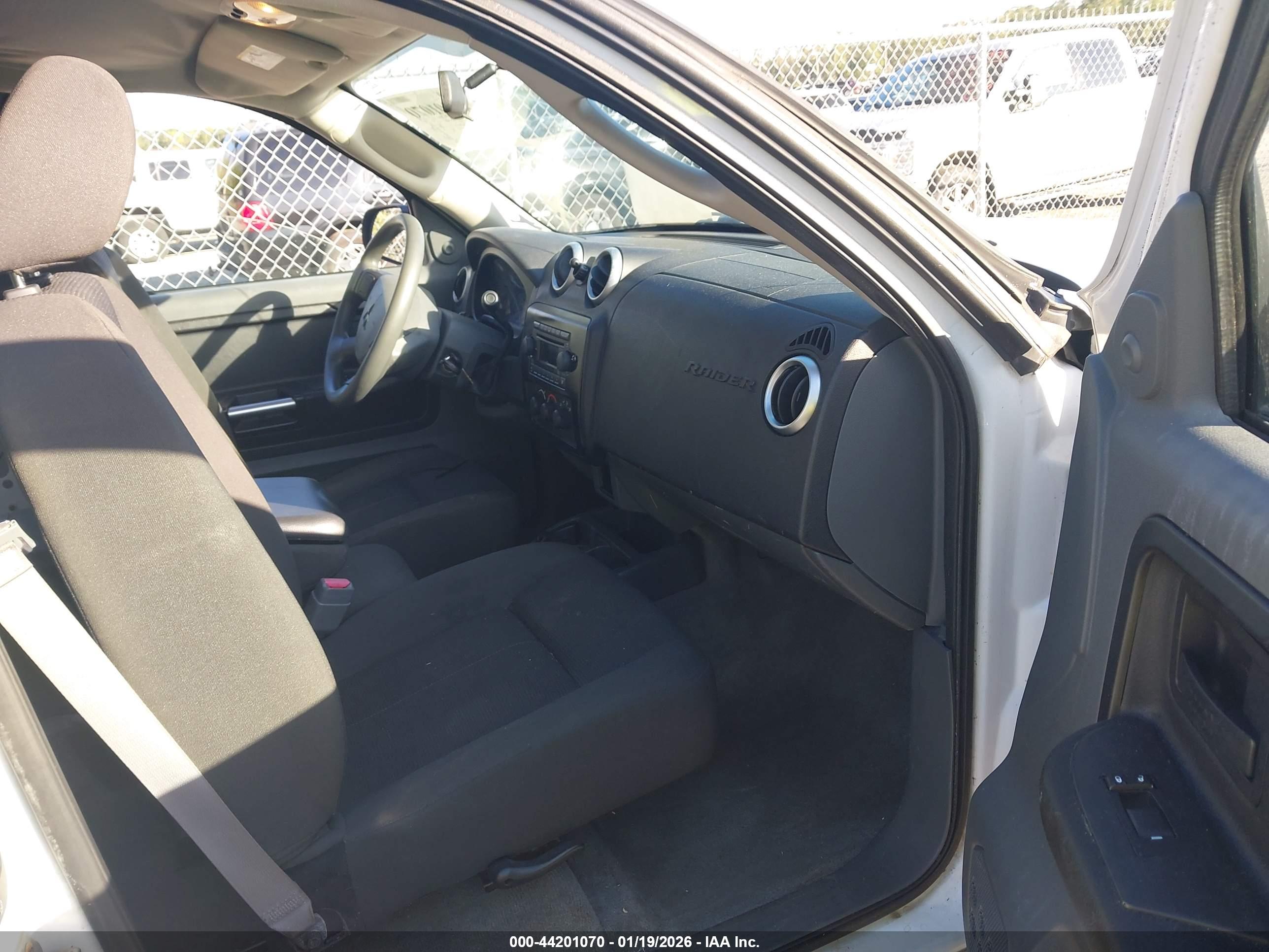 MITSUBISHI RAIDER image 5