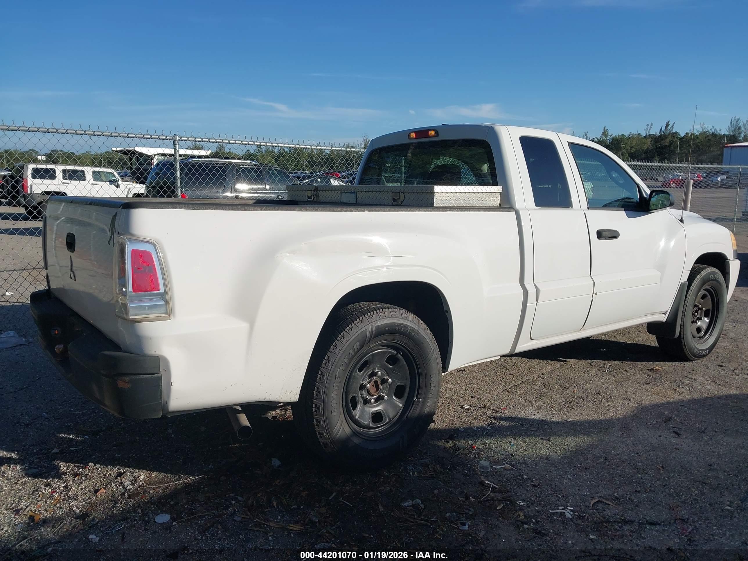 MITSUBISHI RAIDER image 6