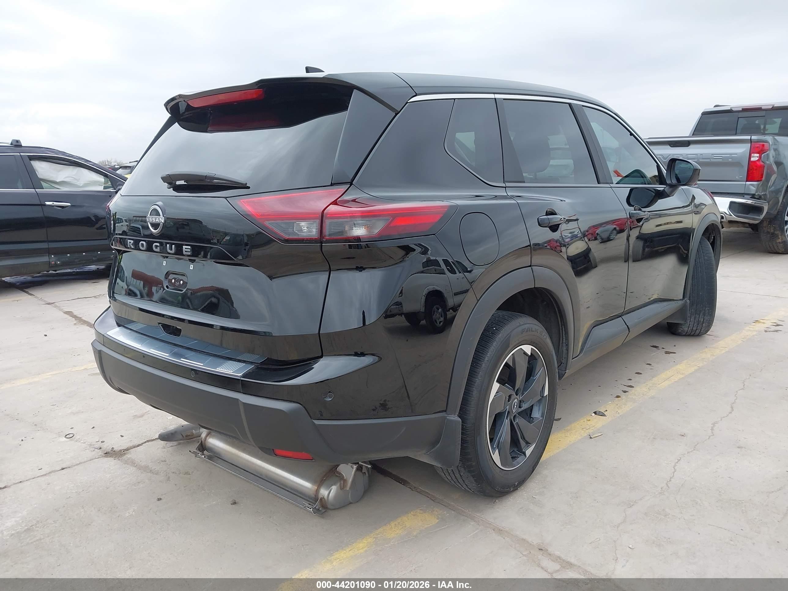 NISSAN ROGUE image 4