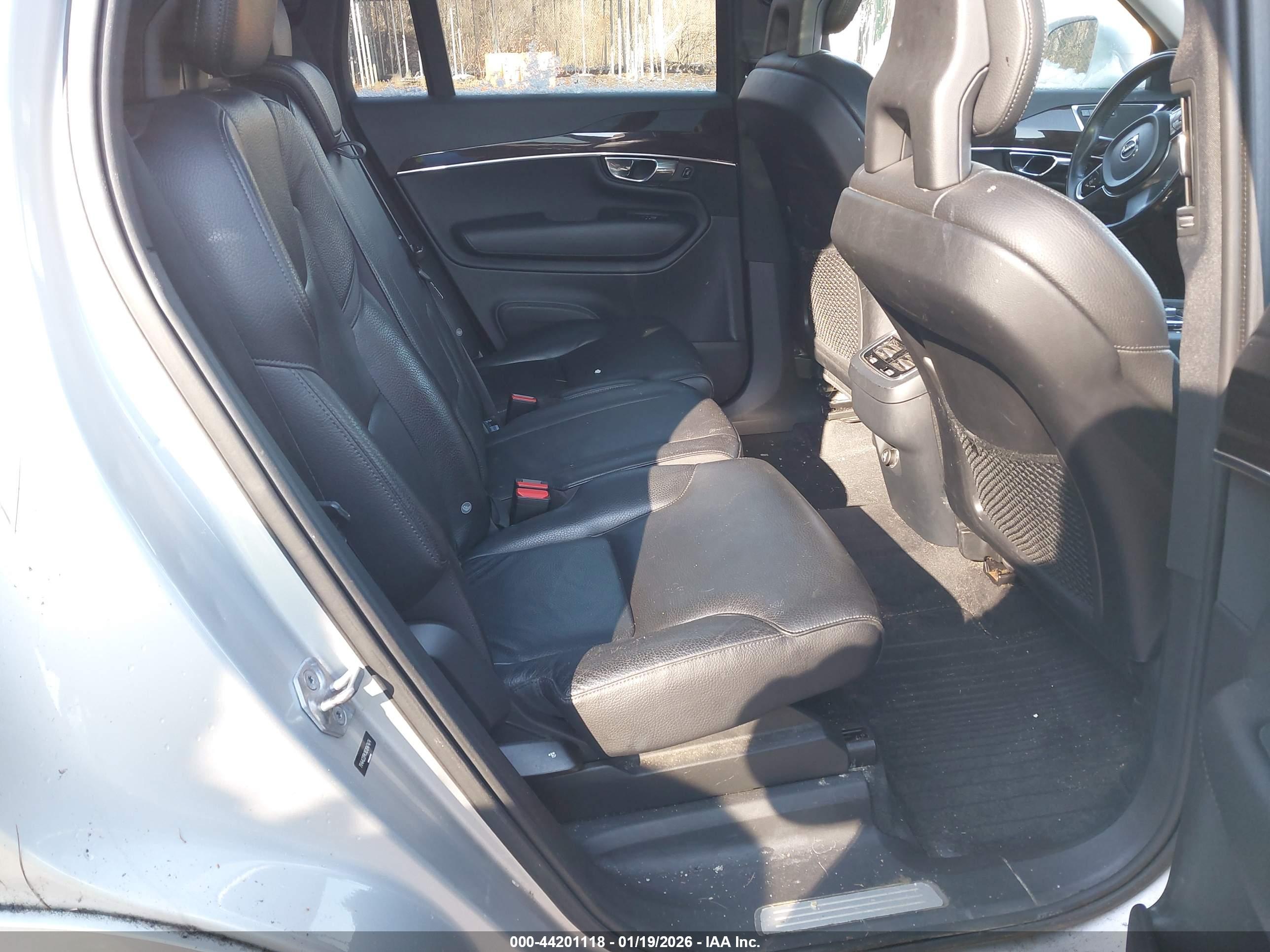 VOLVO XC90 image 8