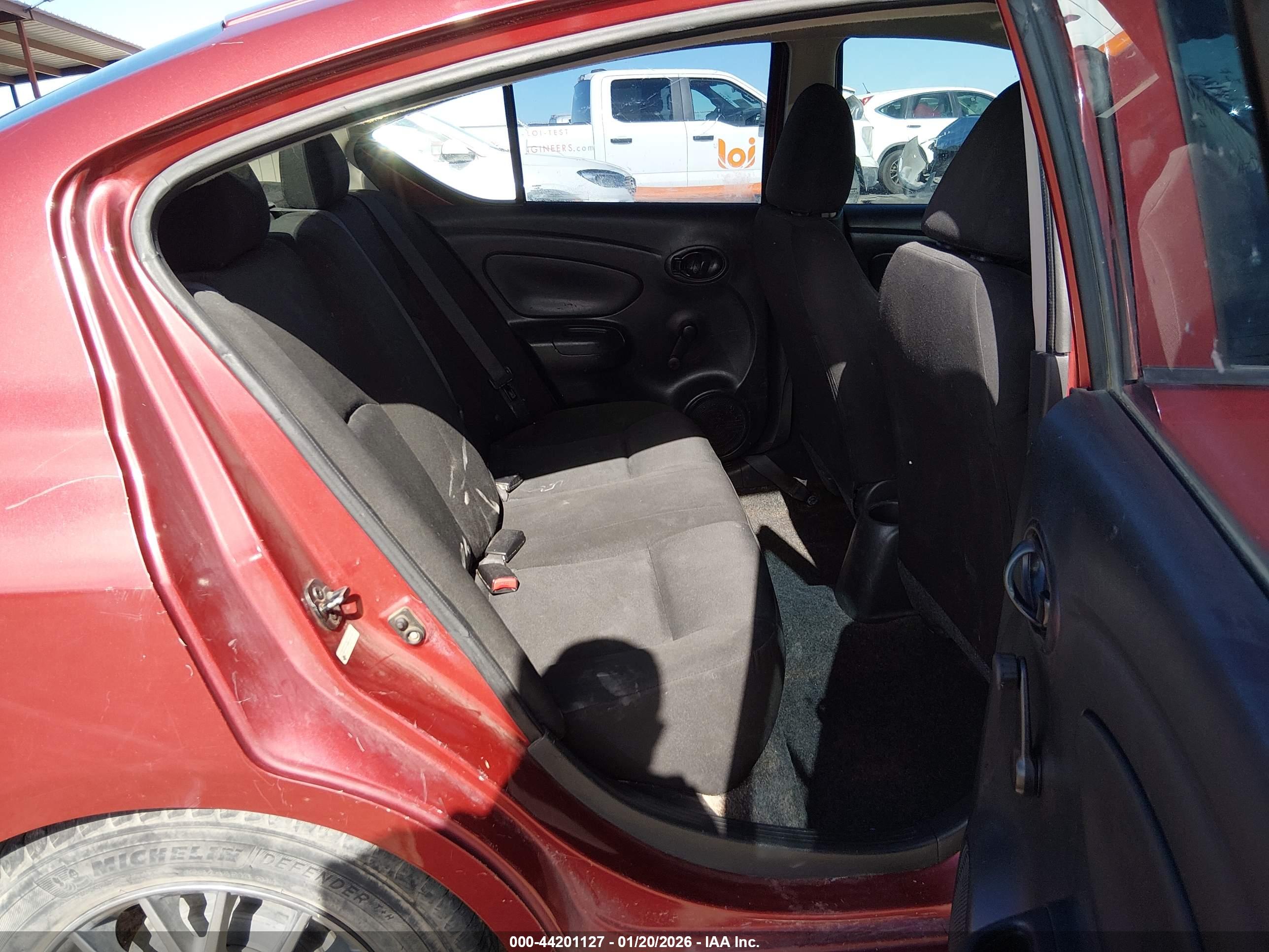 NISSAN VERSA image 8