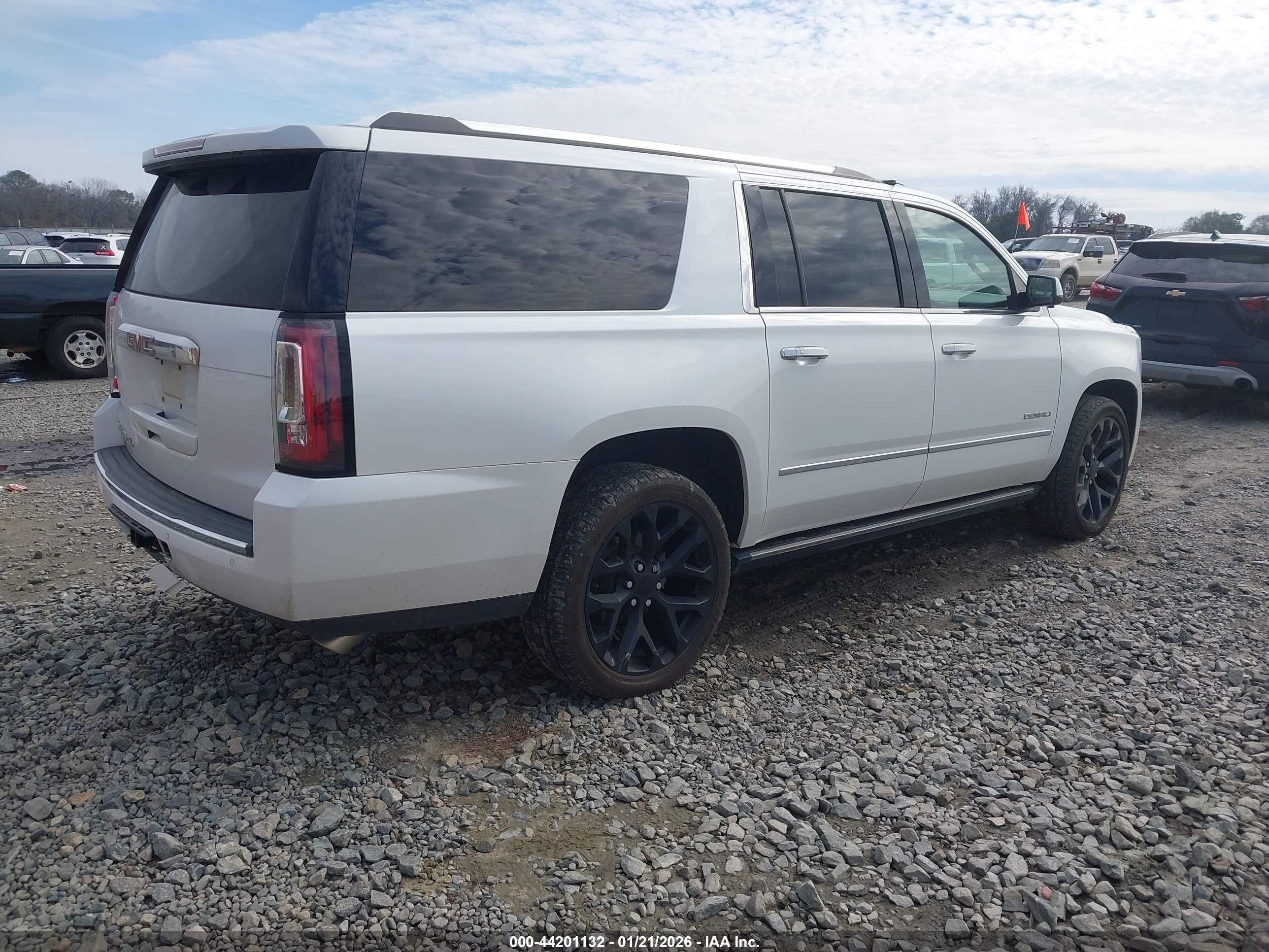 GMC YUKON image 4