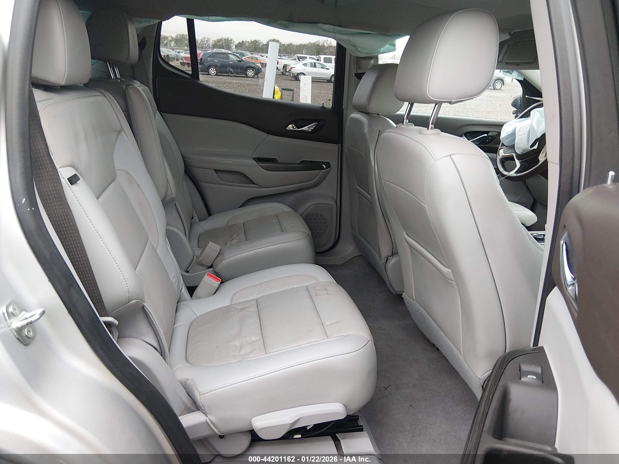 GMC ACADIA image 8