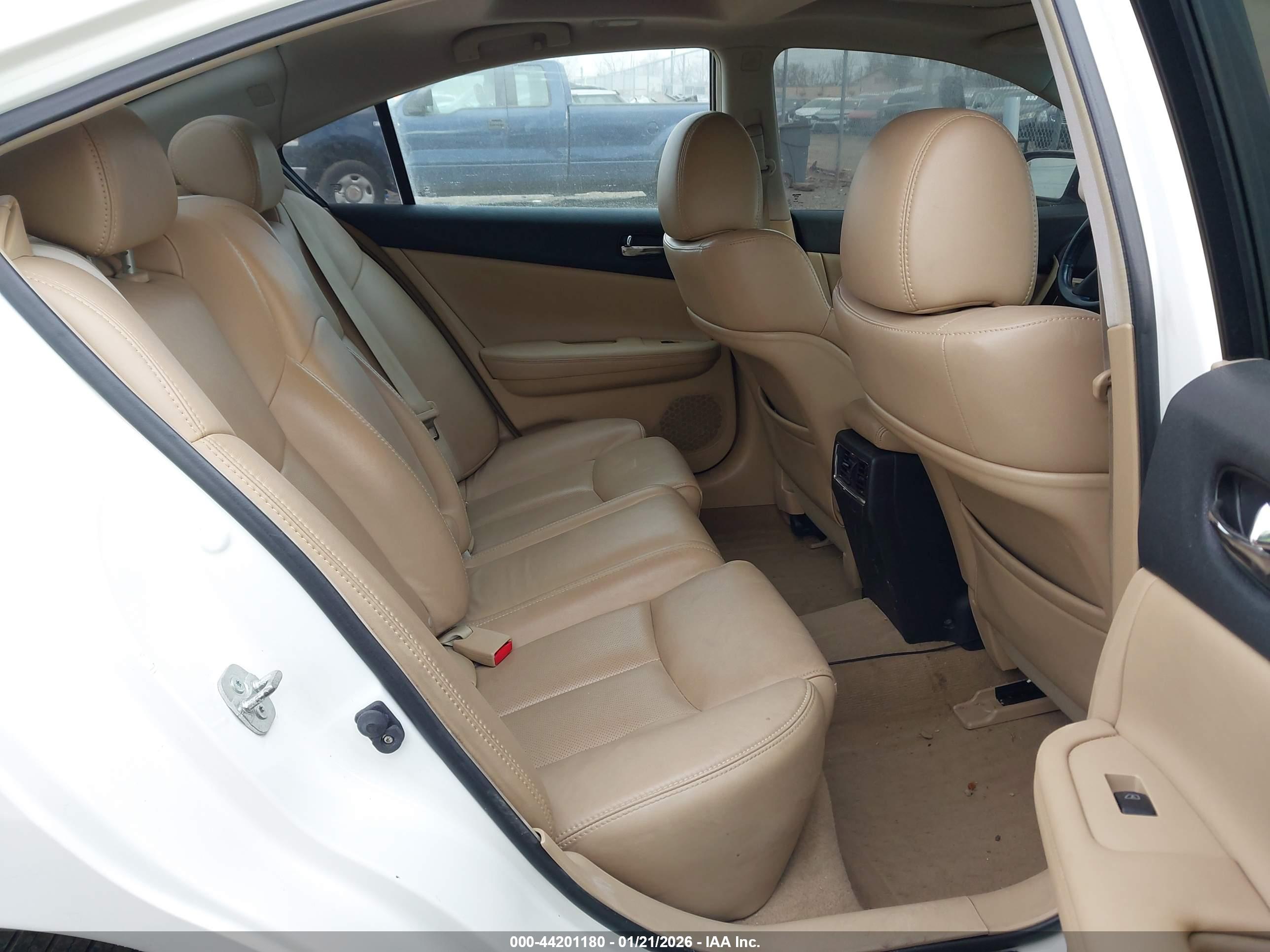 NISSAN MAXIMA image 8