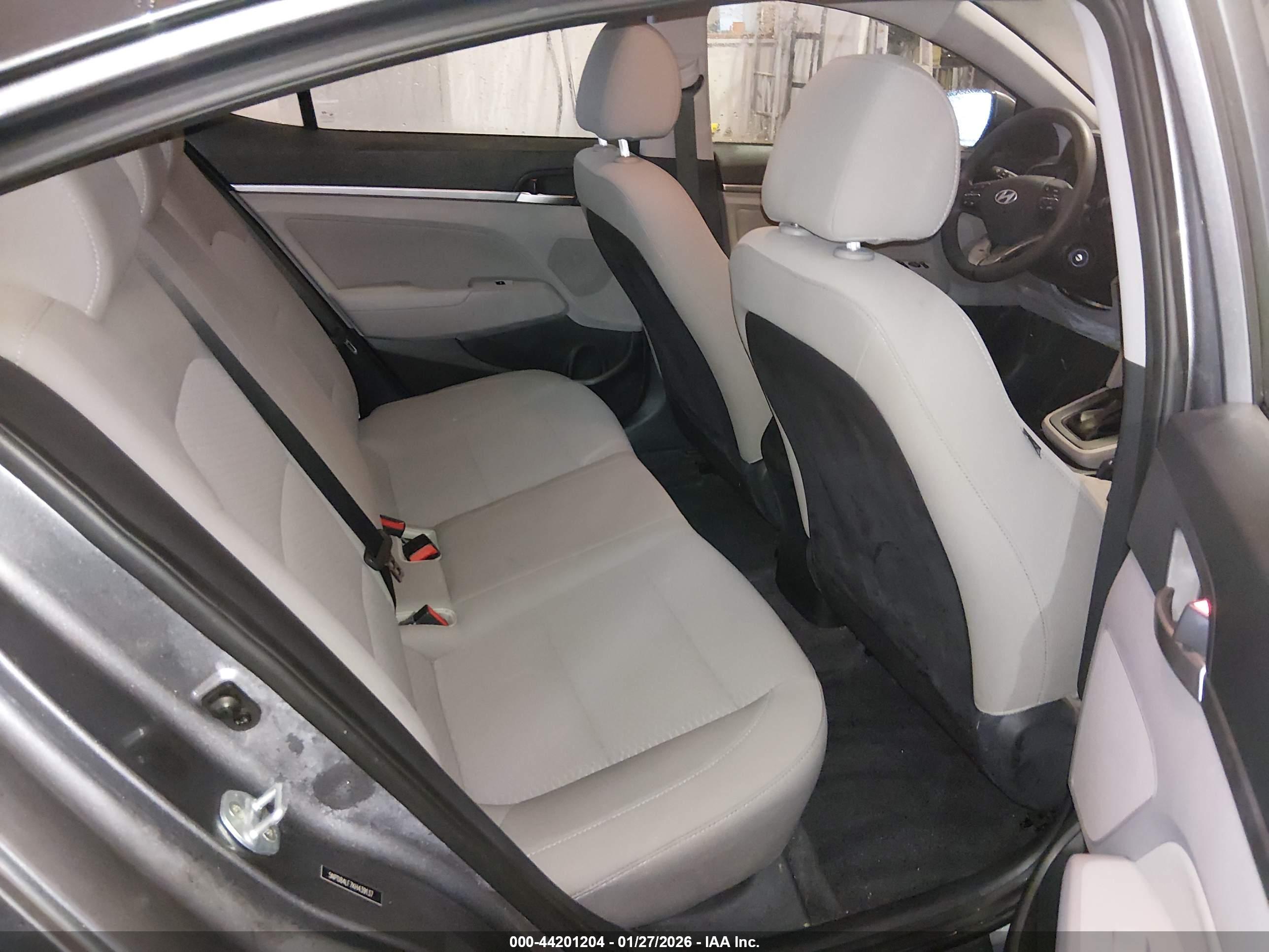 HYUNDAI ELANTRA image 8