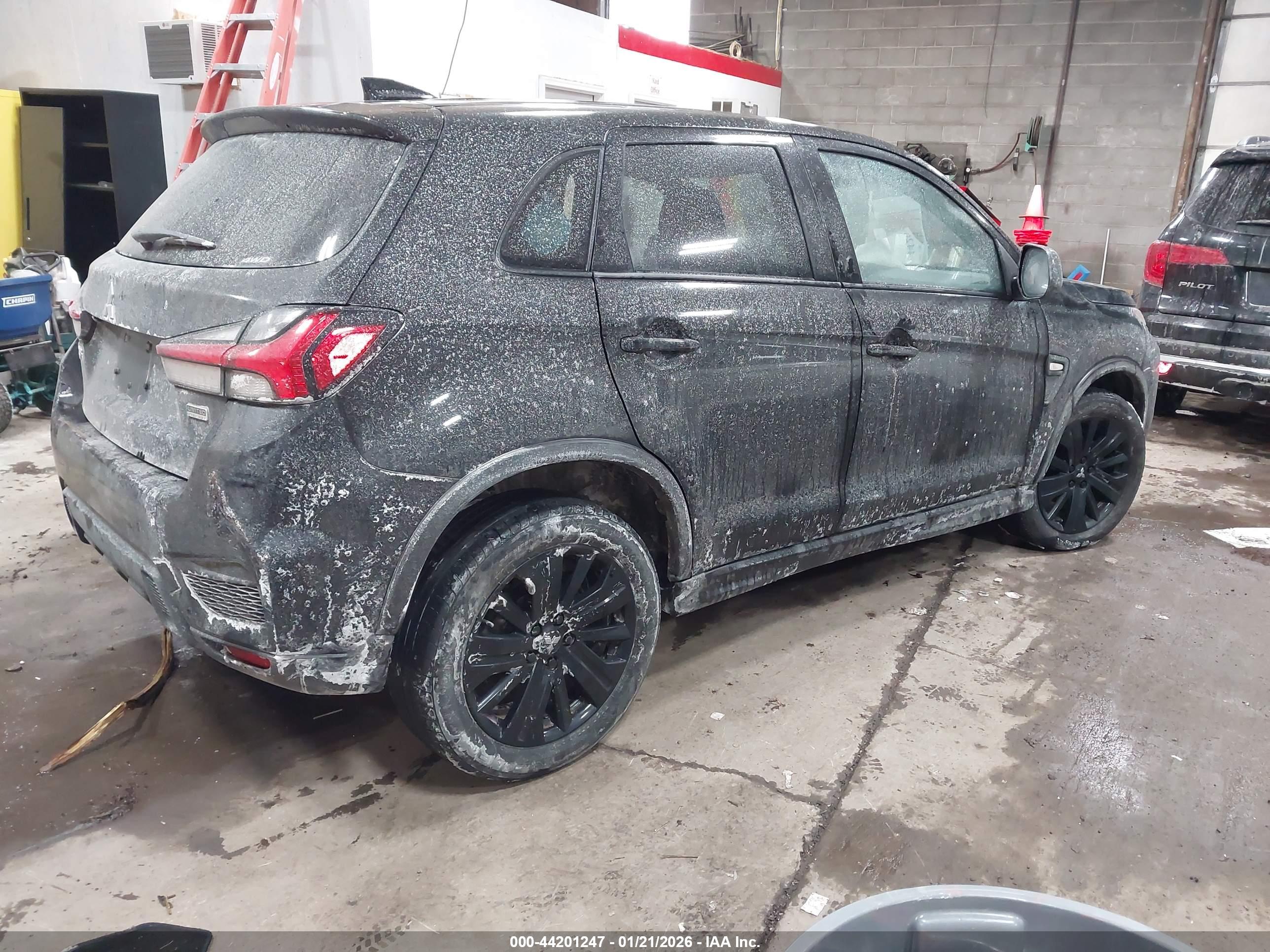 MITSUBISHI OUTLANDER image 4