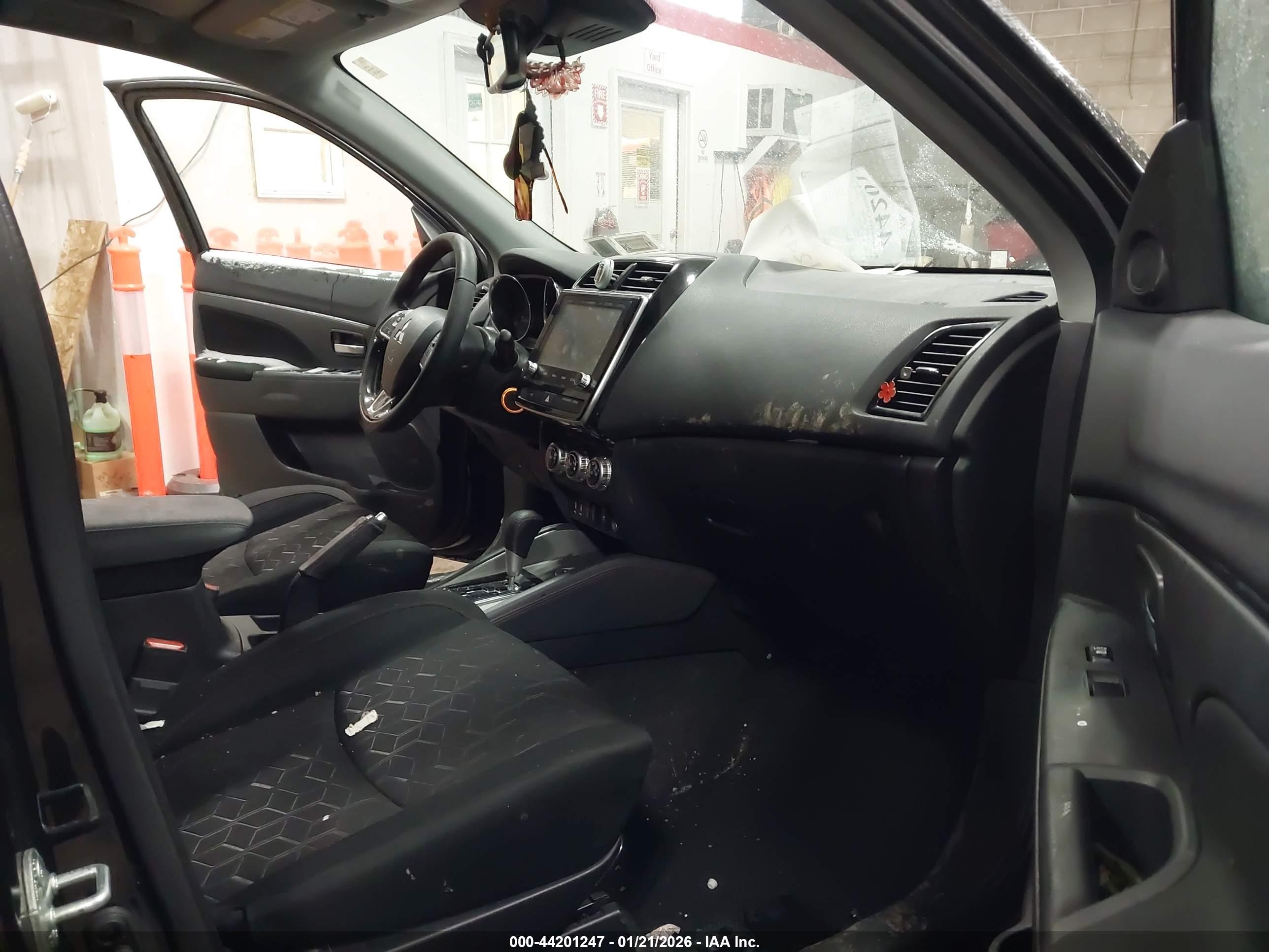MITSUBISHI OUTLANDER image 5