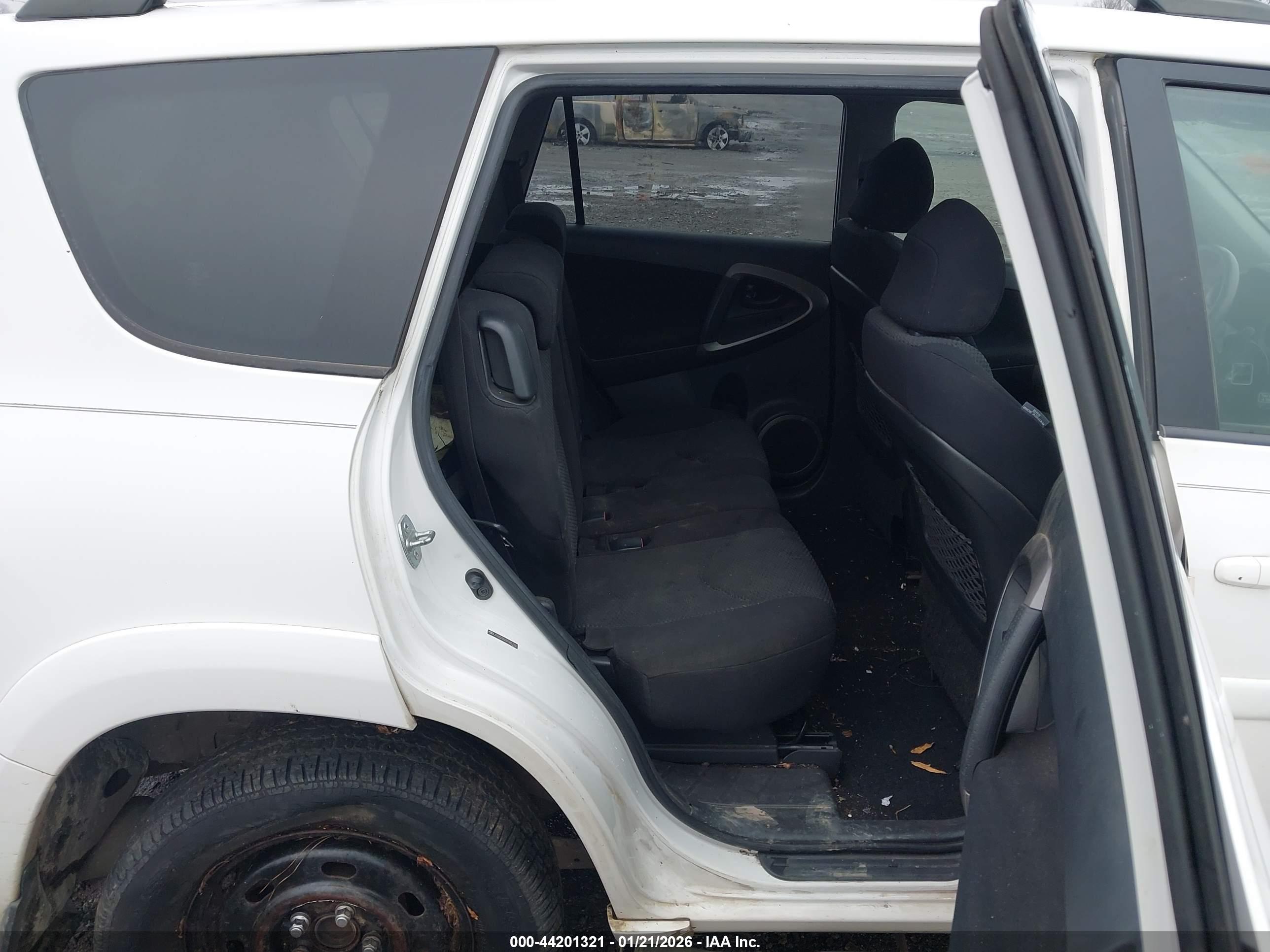 TOYOTA RAV4 image 8
