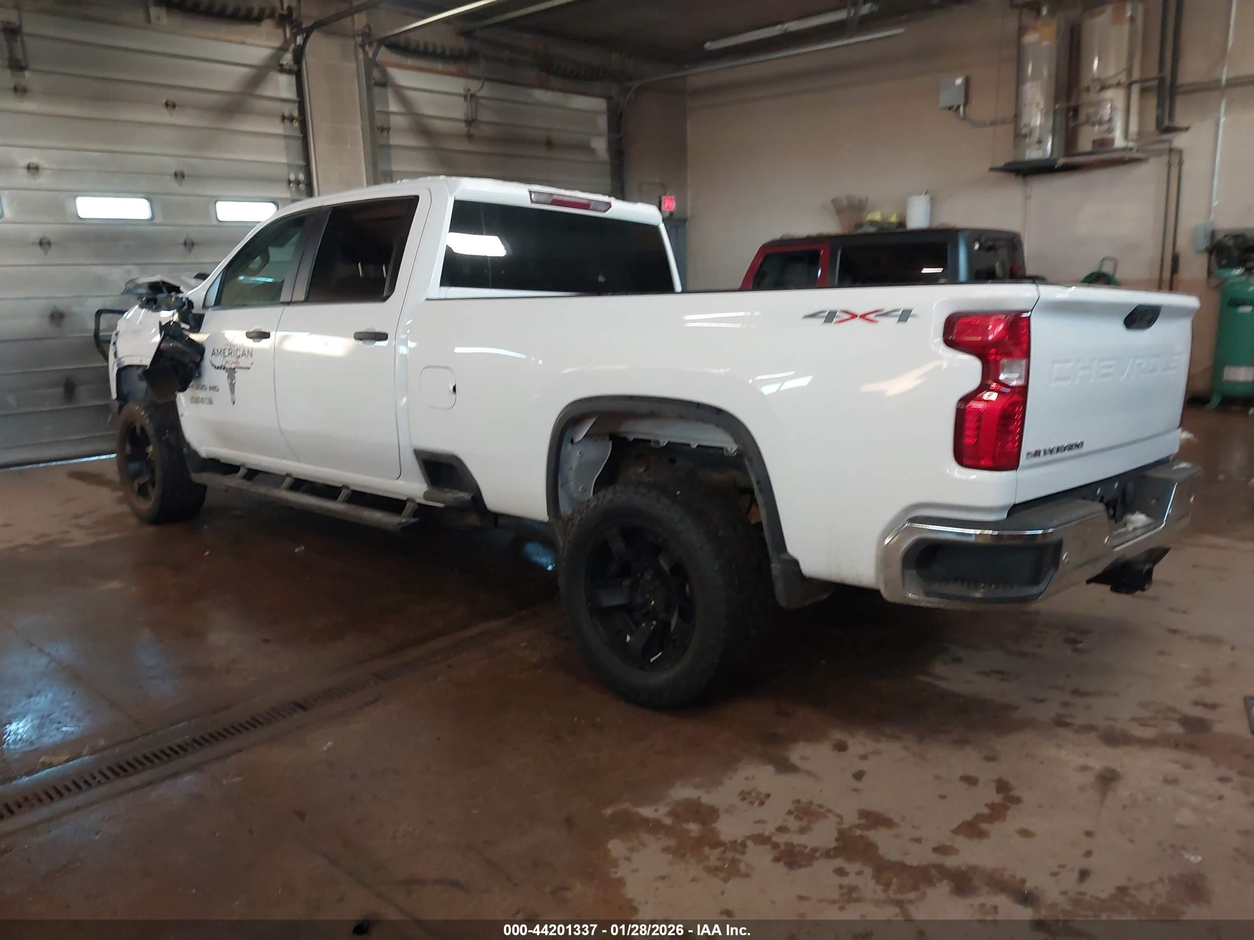 CHEVROLET SILVERADO image 3