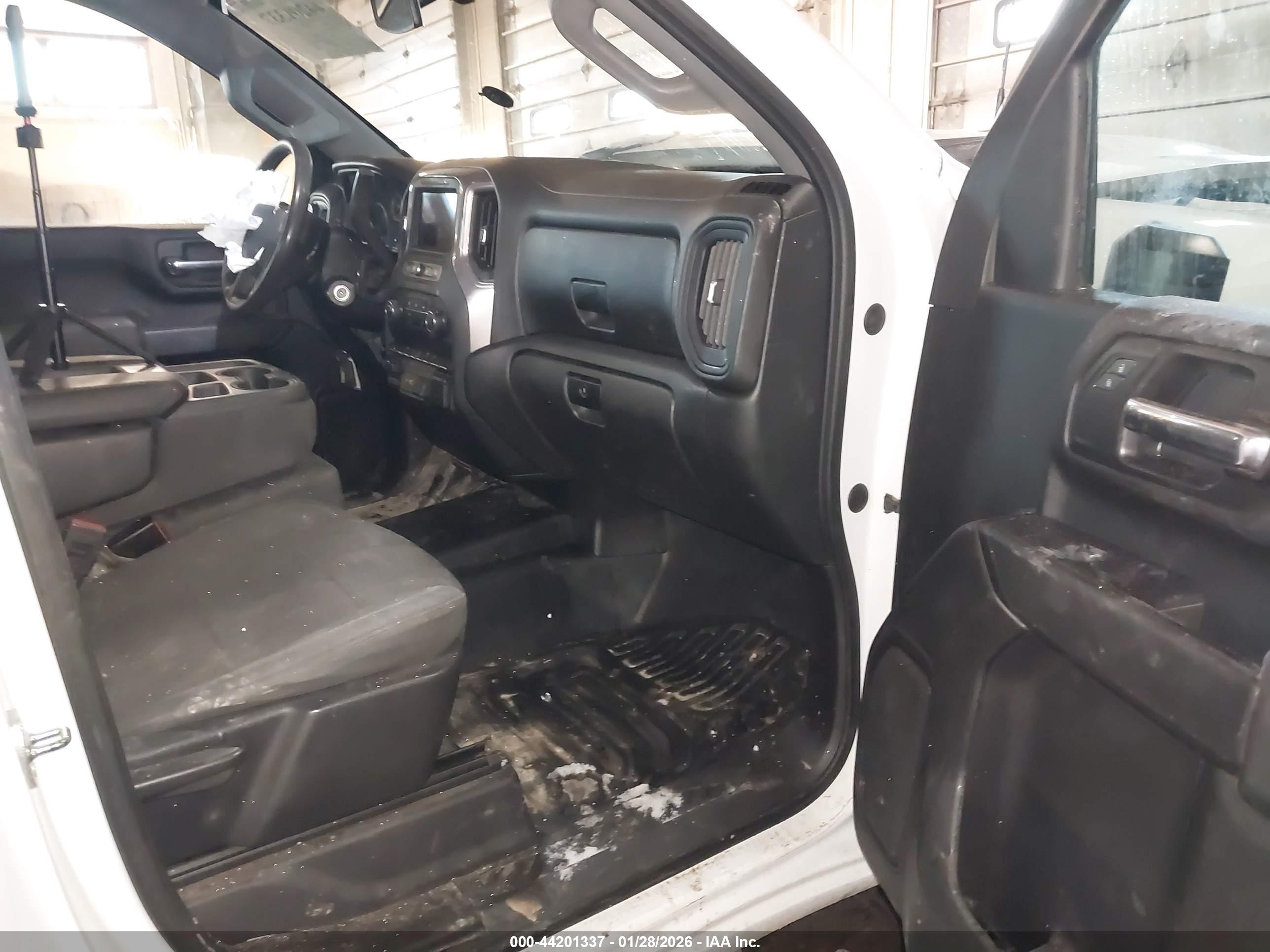 CHEVROLET SILVERADO image 5