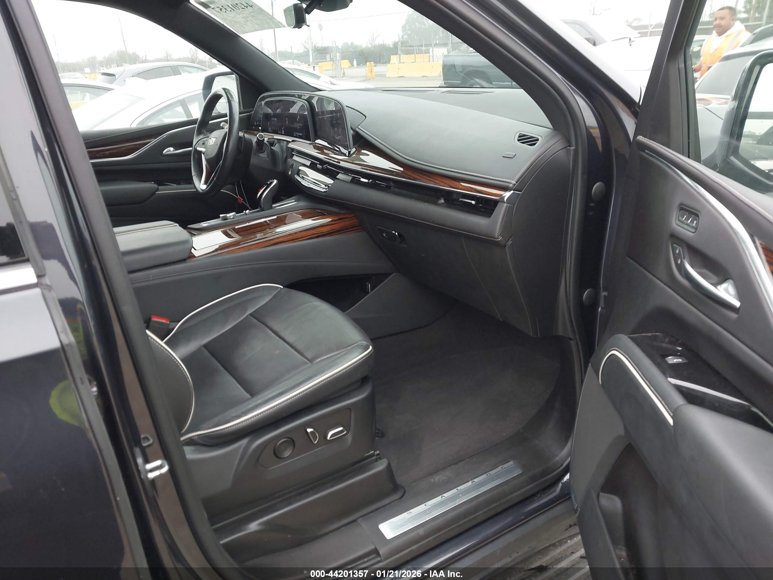 CADILLAC ESCALADE image 5
