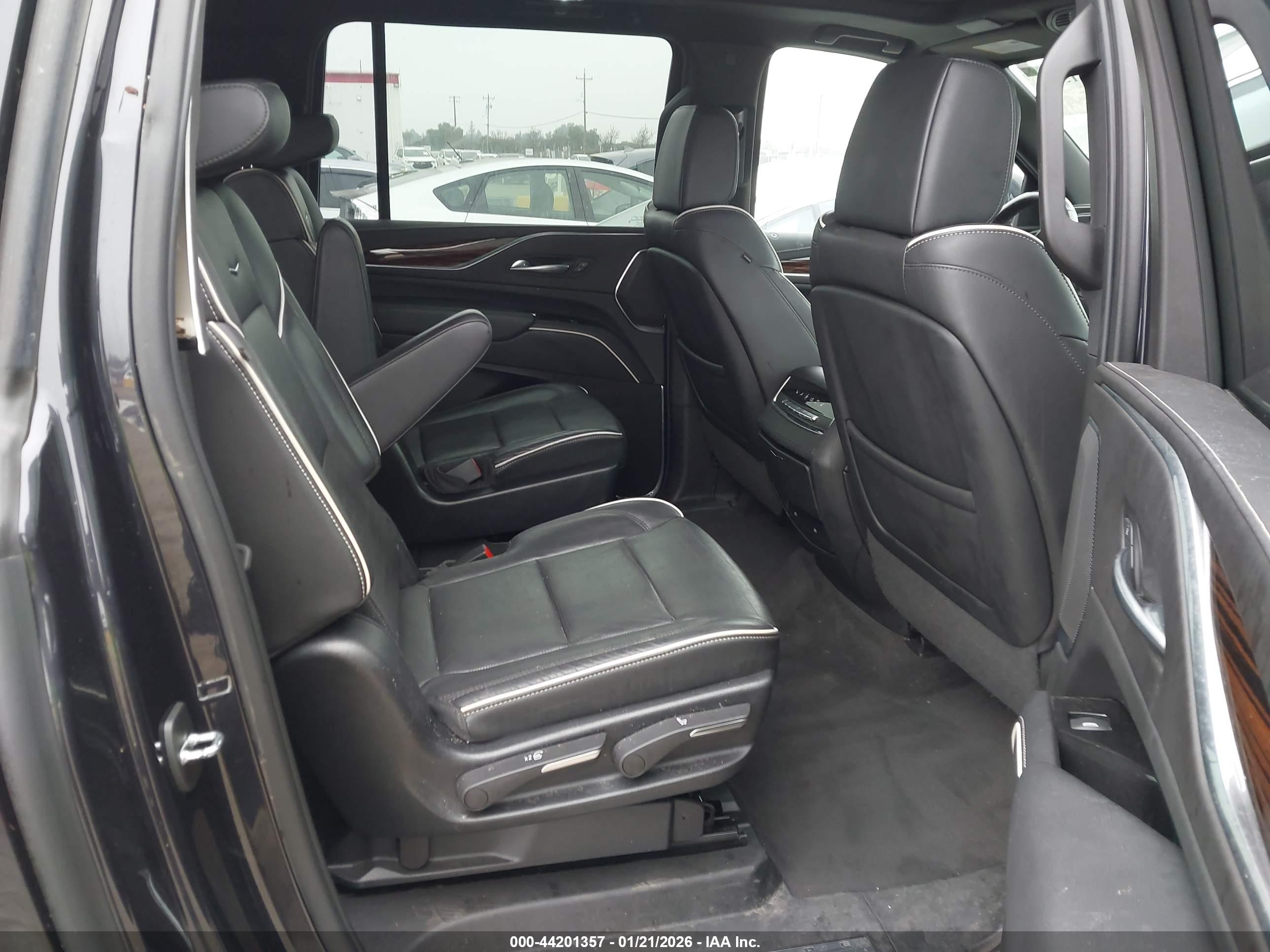 CADILLAC ESCALADE image 8