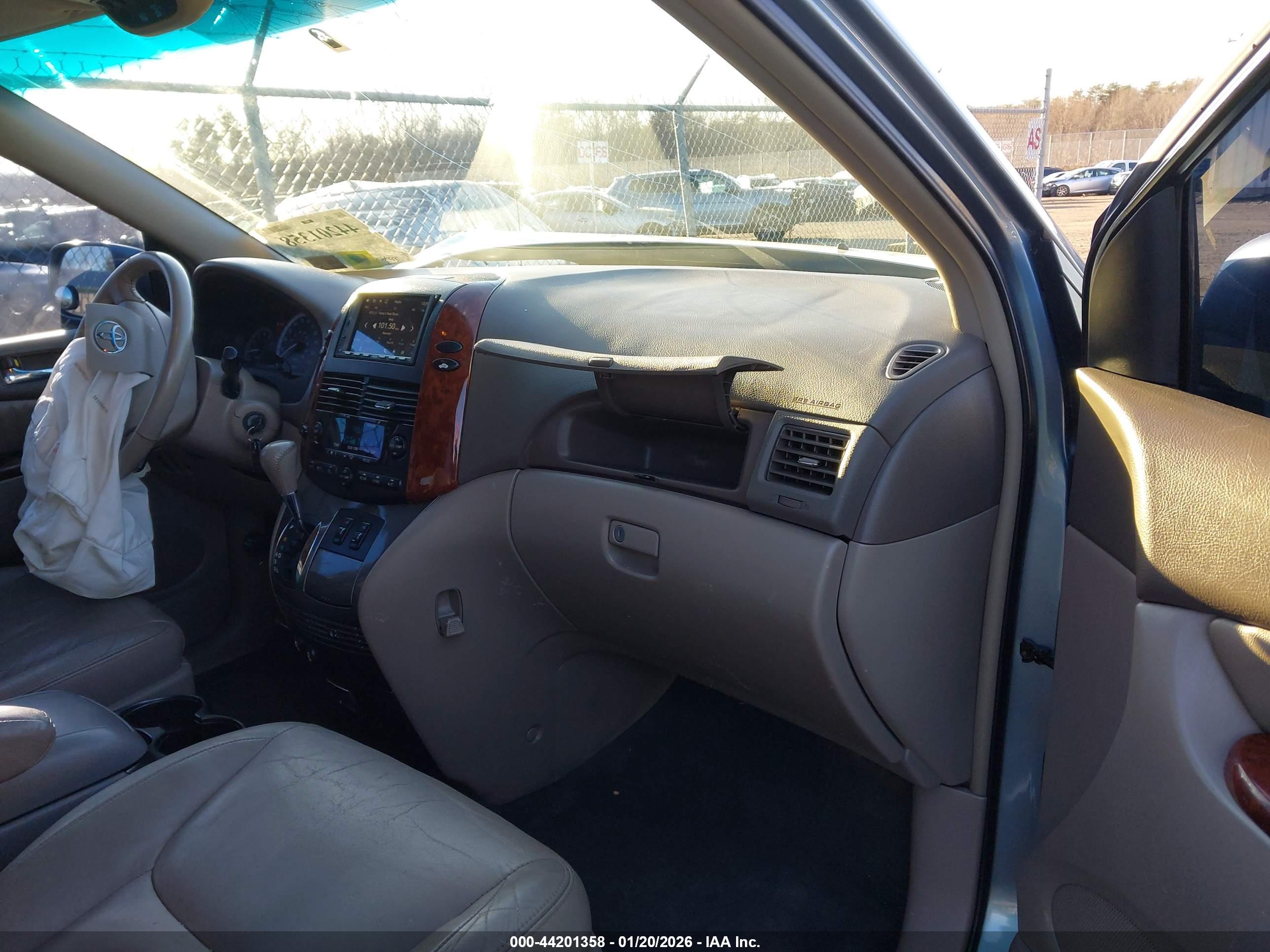 TOYOTA SIENNA image 5