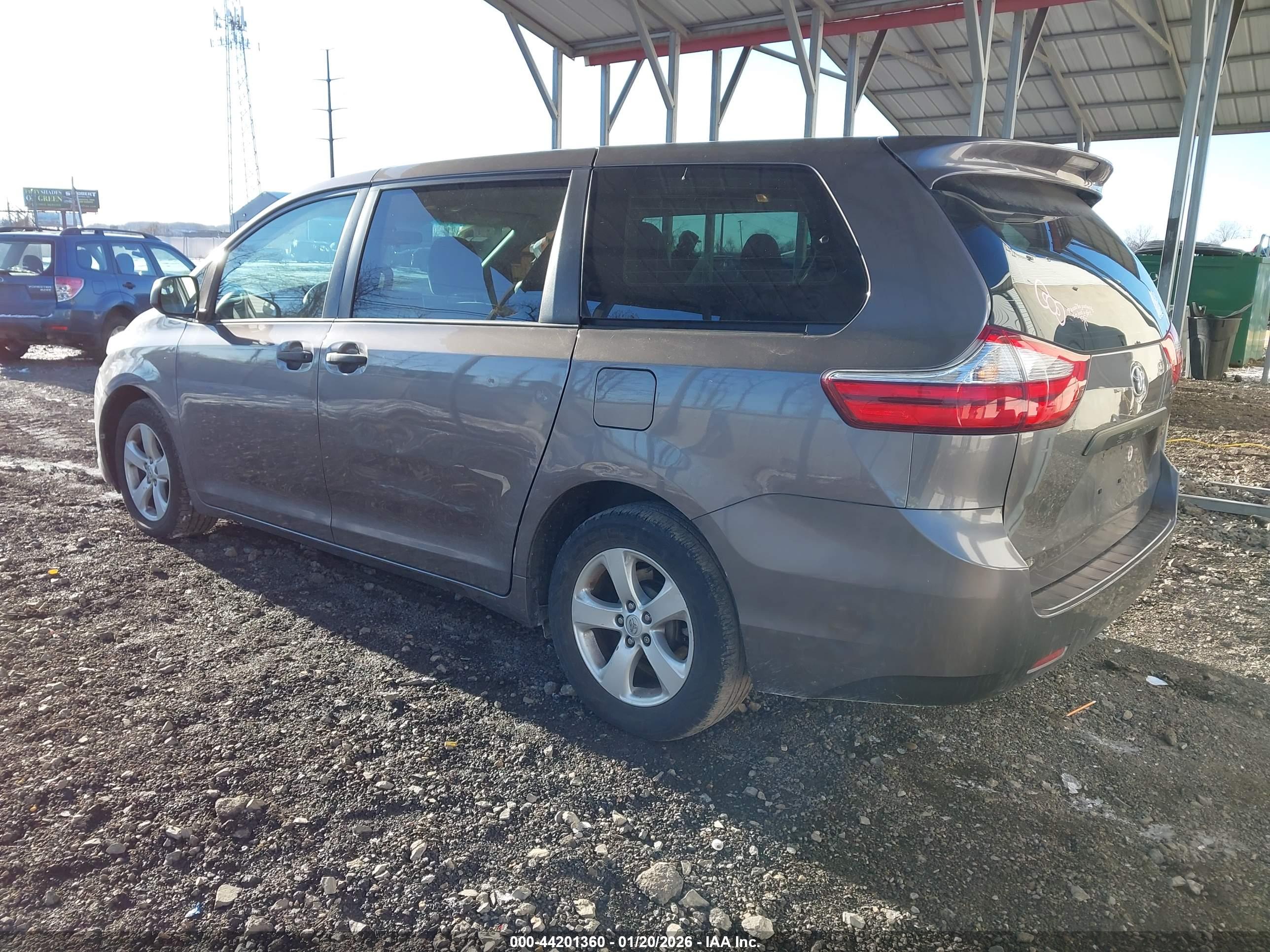 TOYOTA SIENNA image 3