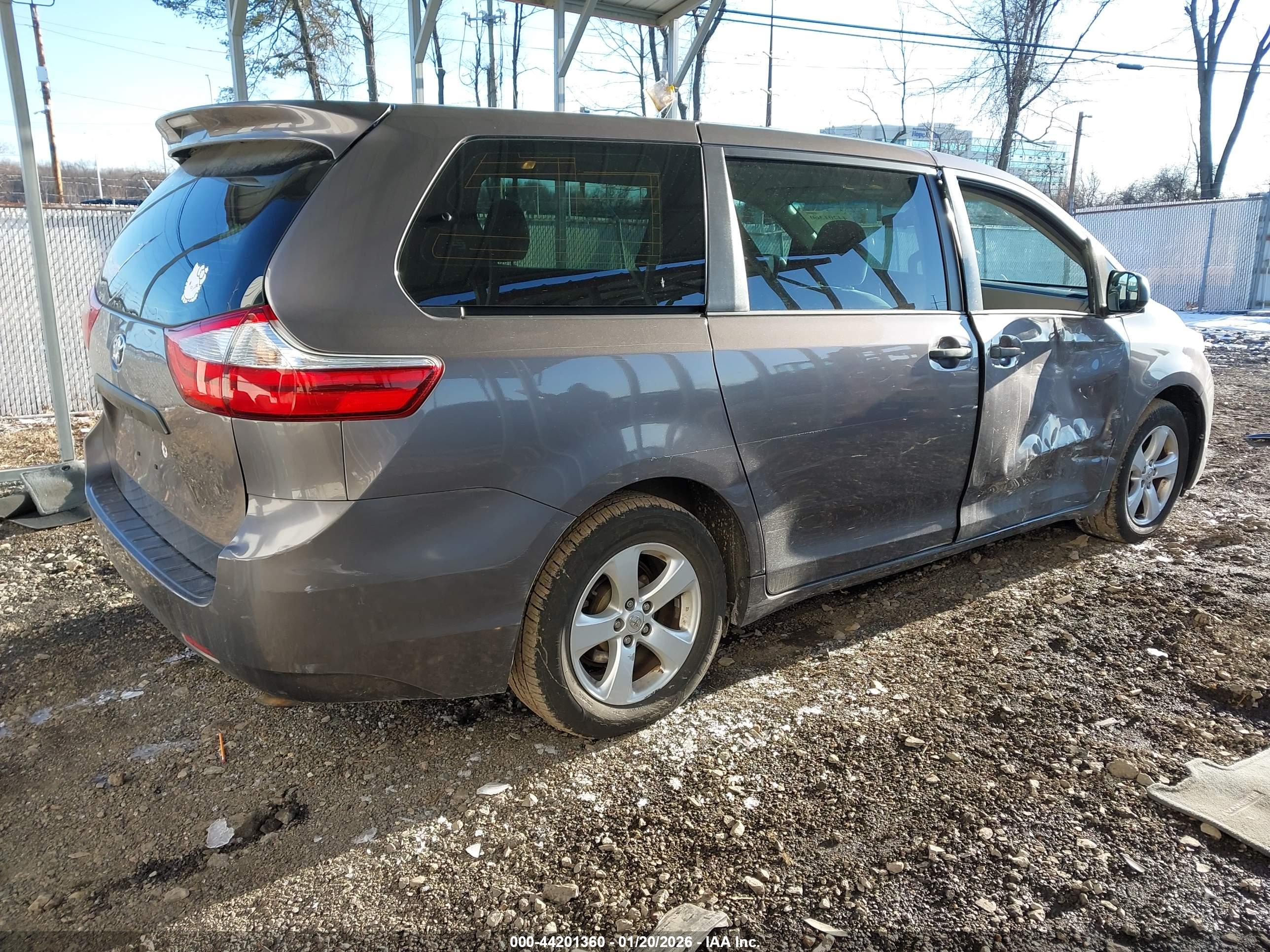 TOYOTA SIENNA image 4