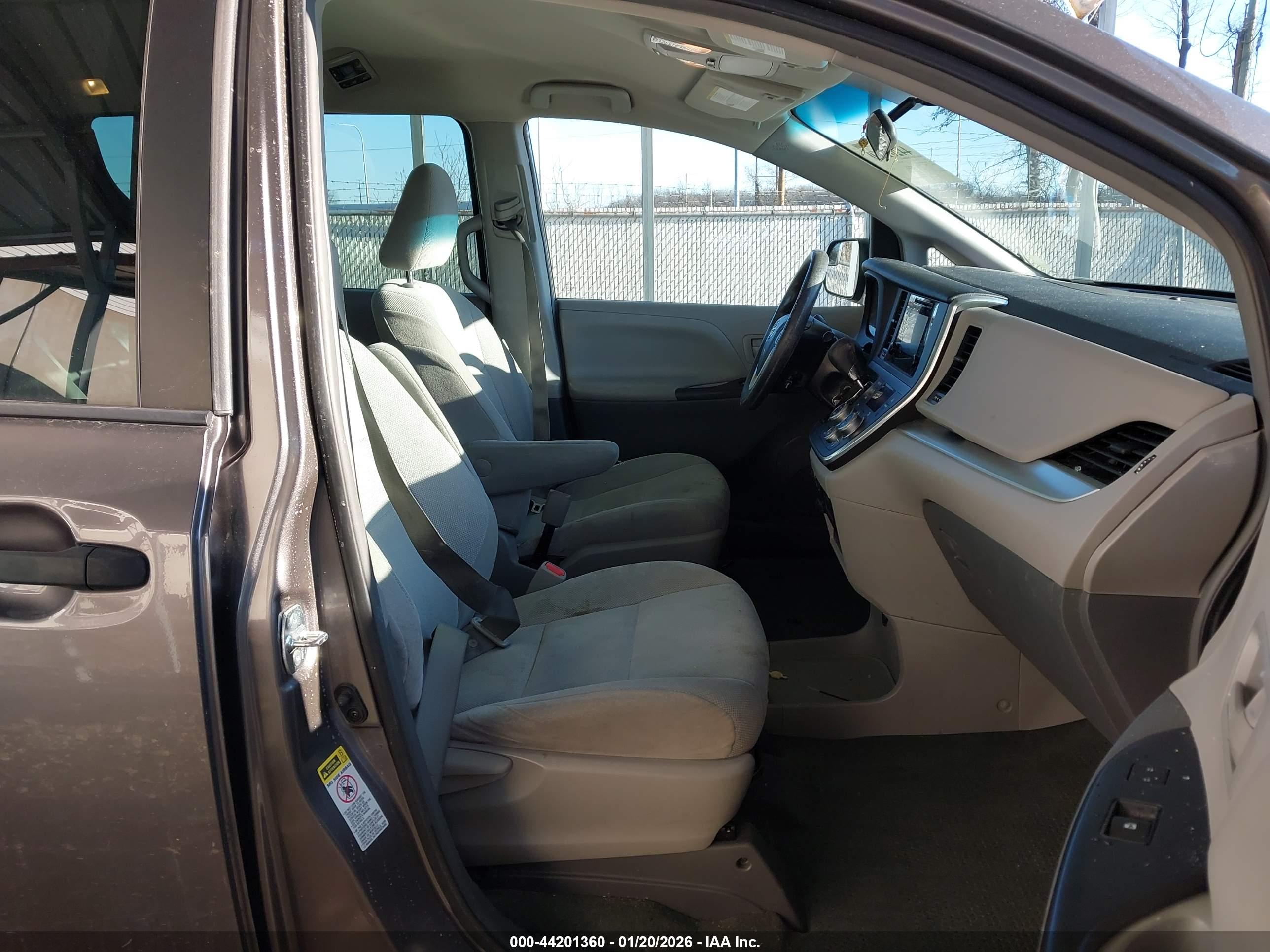TOYOTA SIENNA image 5